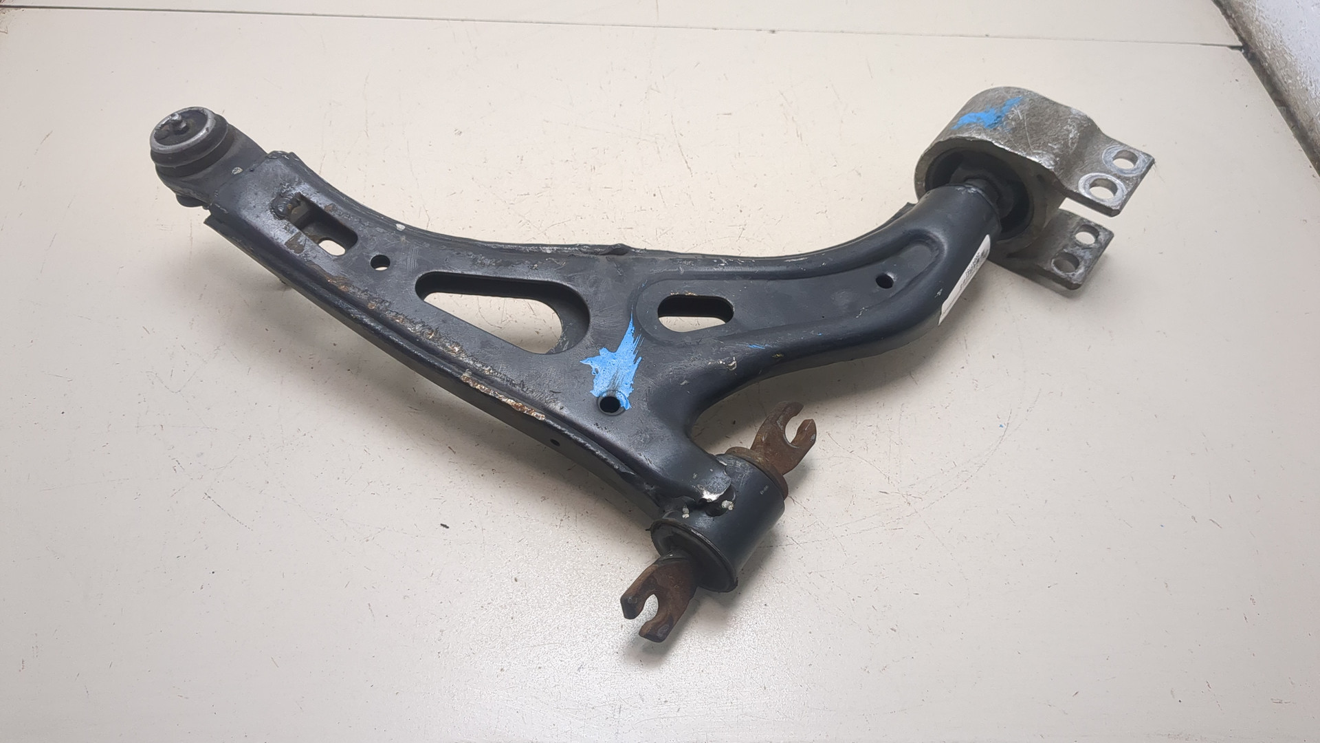 Рычаг передний левый