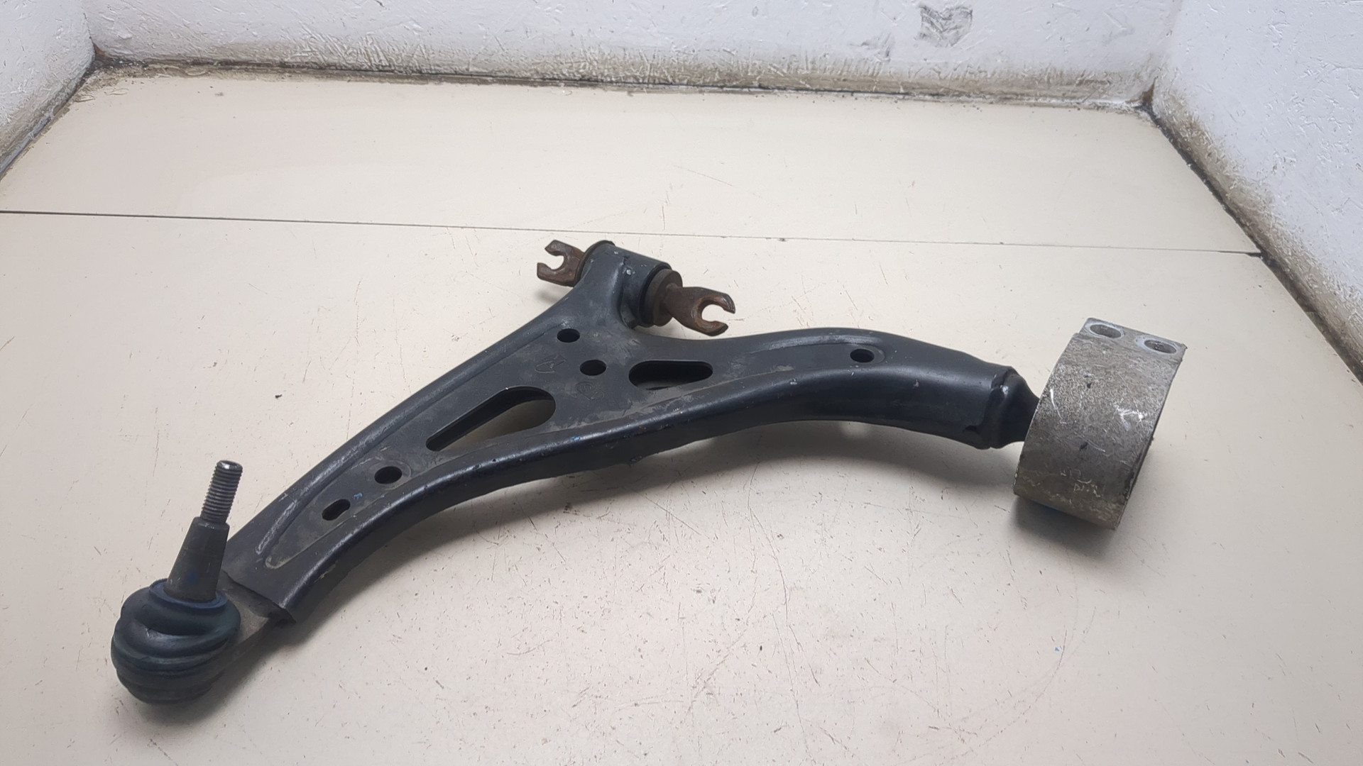 Рычаг передний левый