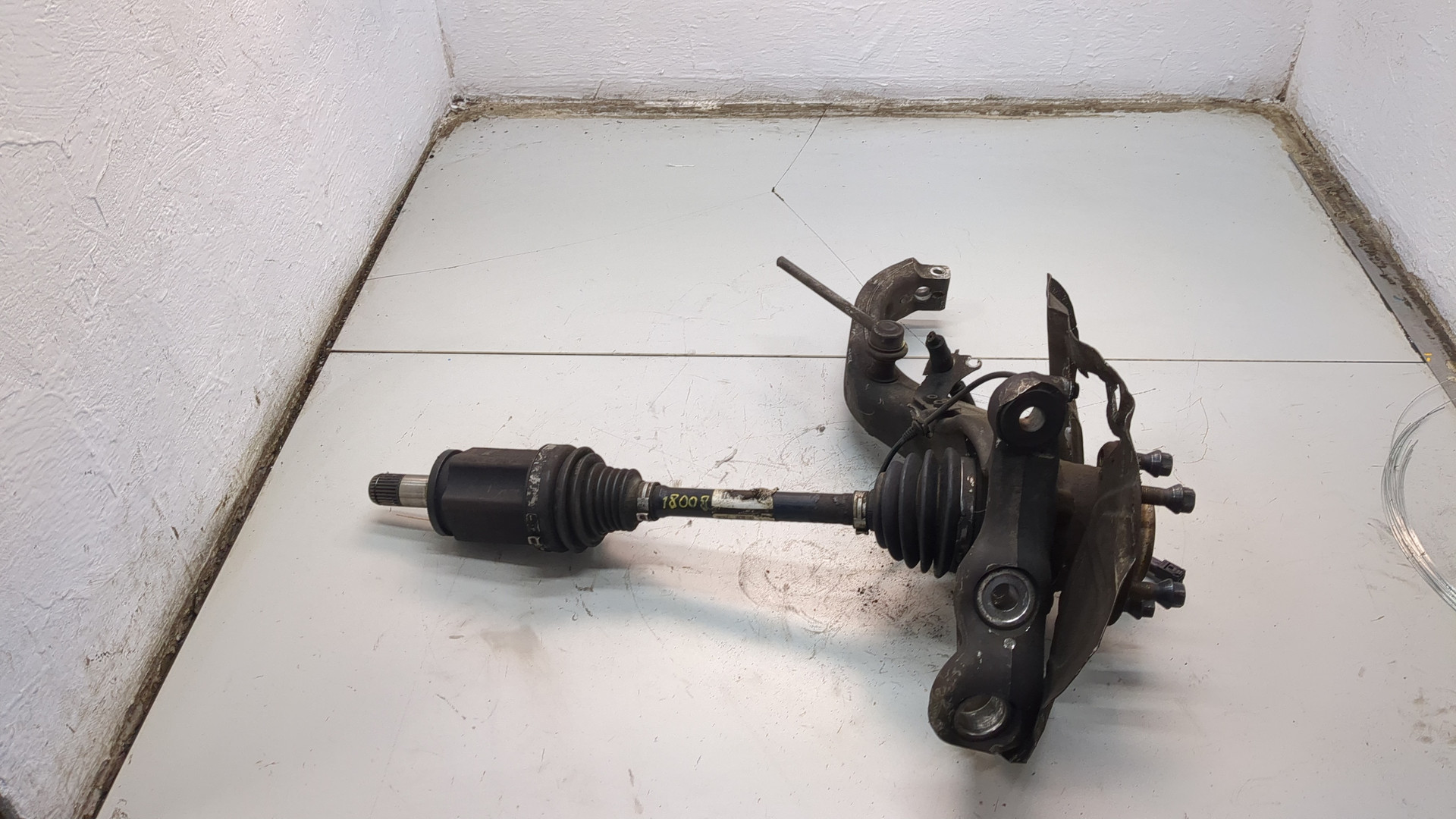 Кулак поворотный передний левый