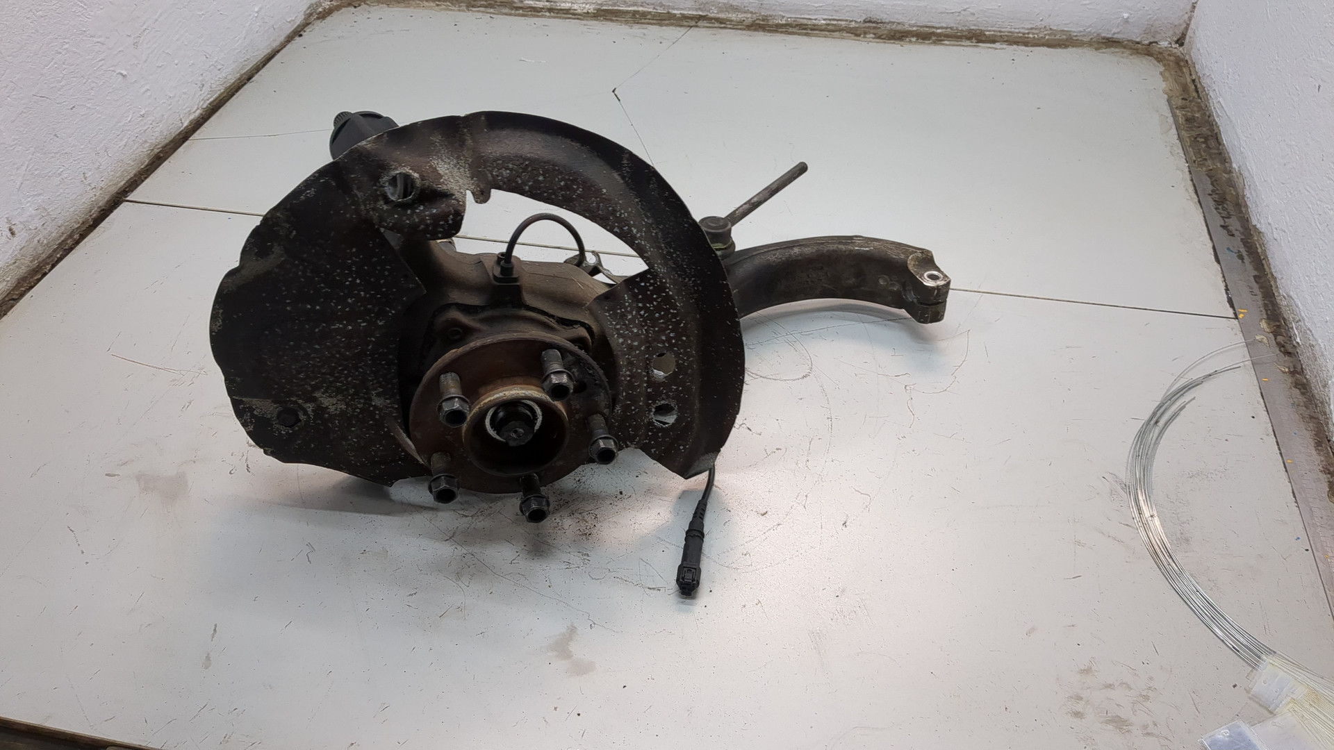 Кулак поворотный передний левый