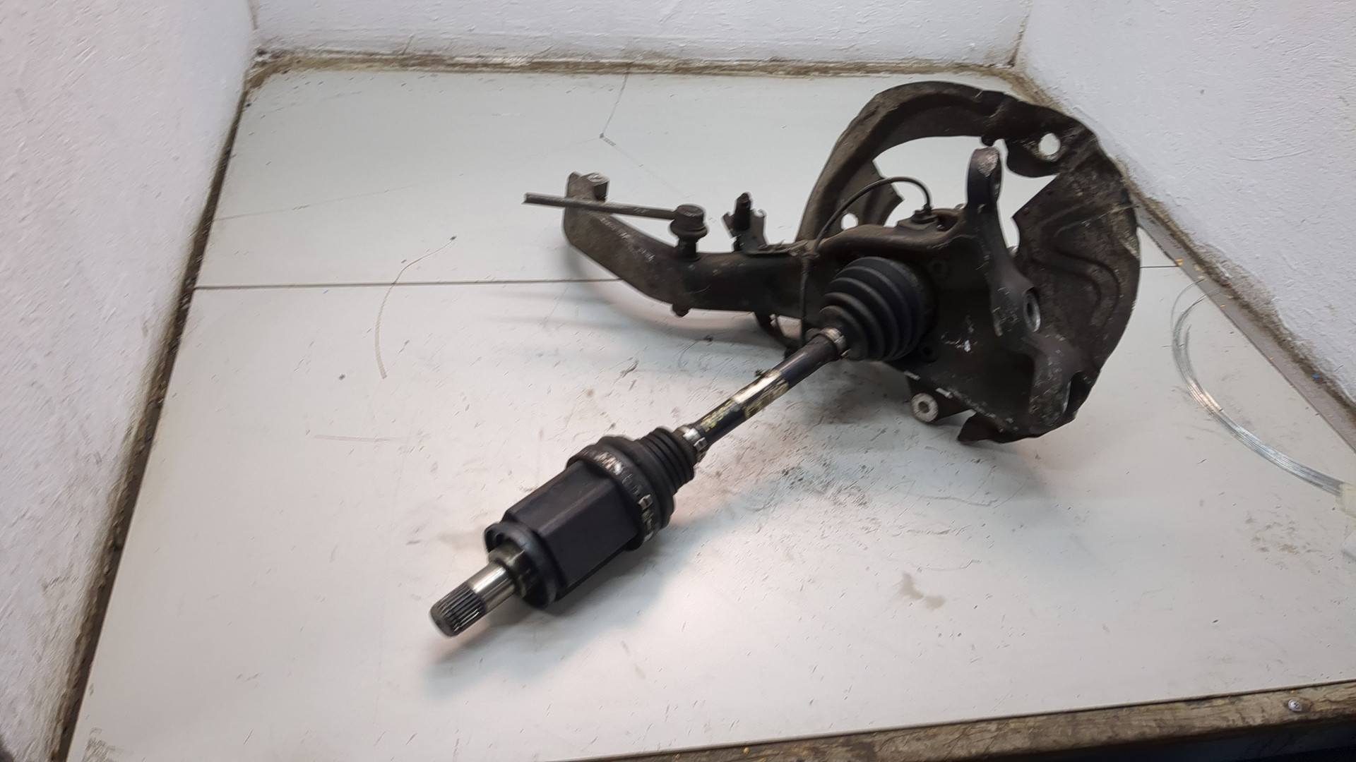 Кулак поворотный передний левый