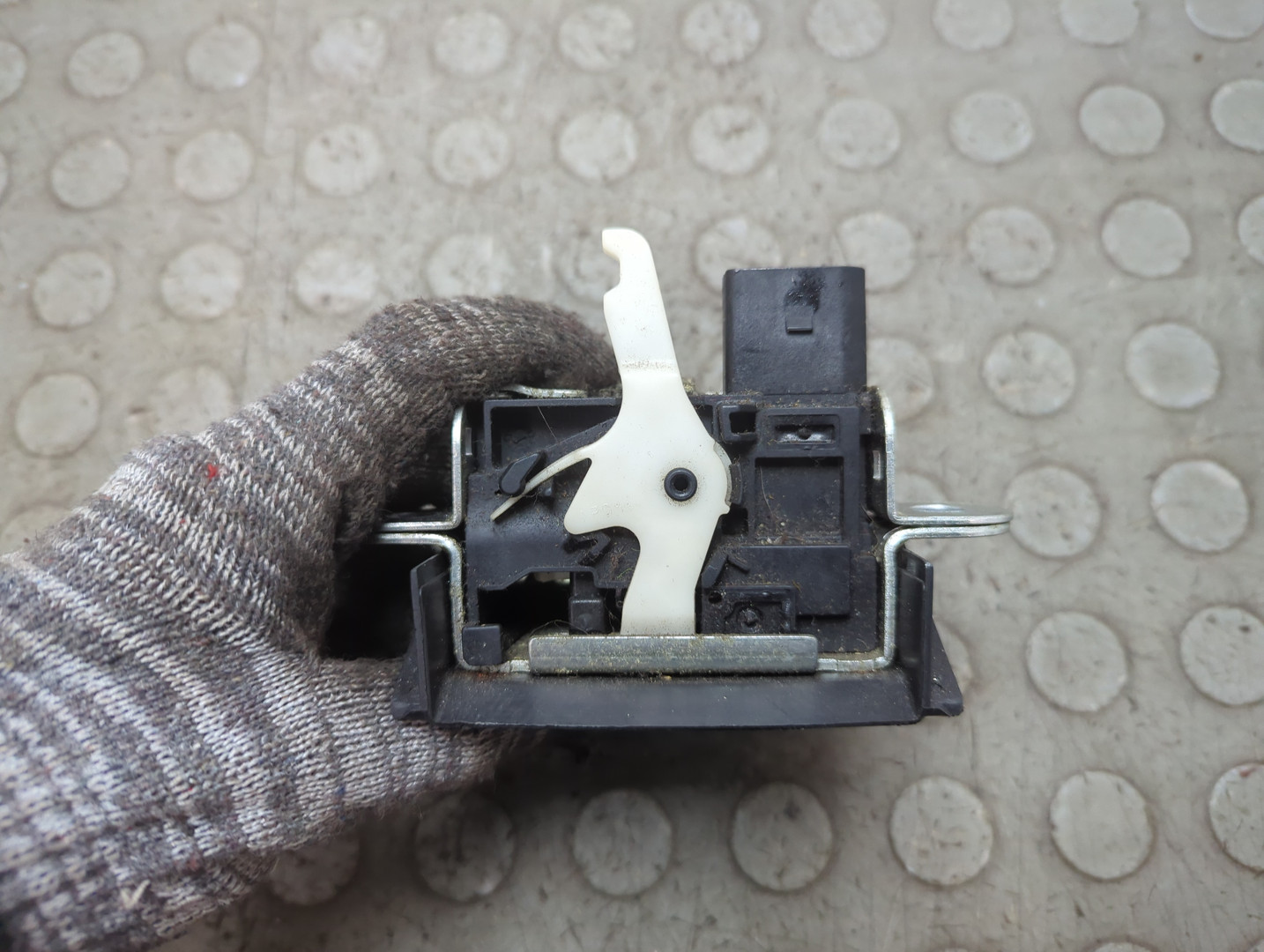 Замок багажника