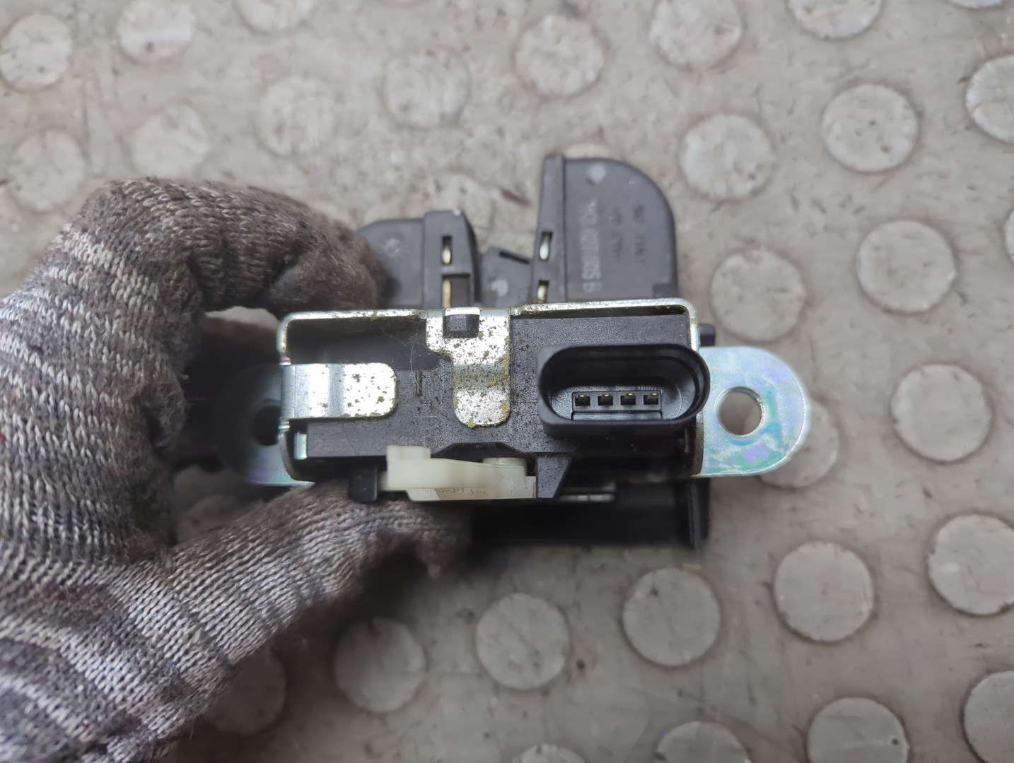 Замок багажника