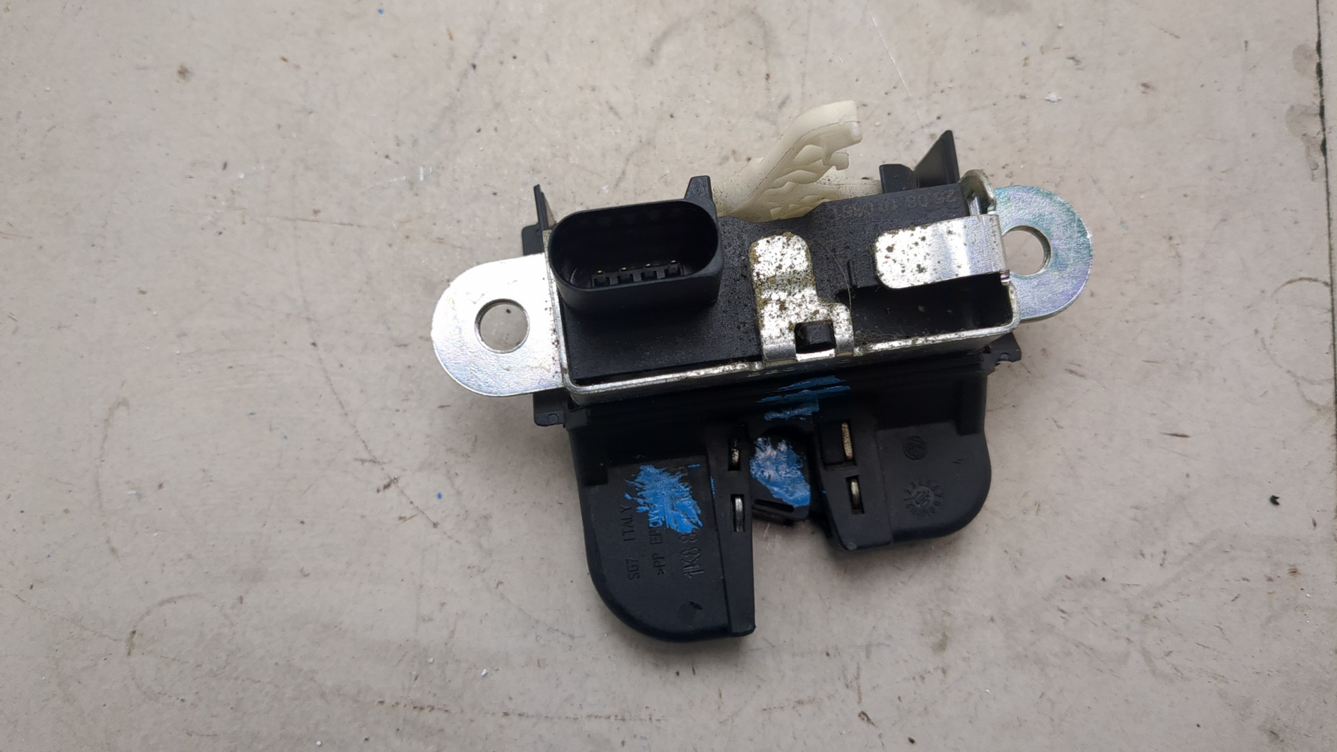 Замок багажника