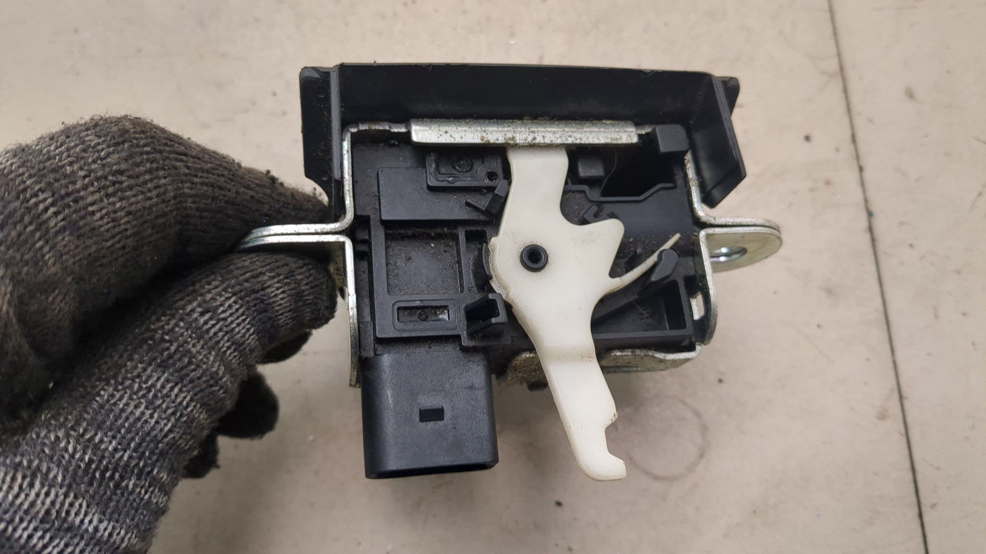 Замок багажника