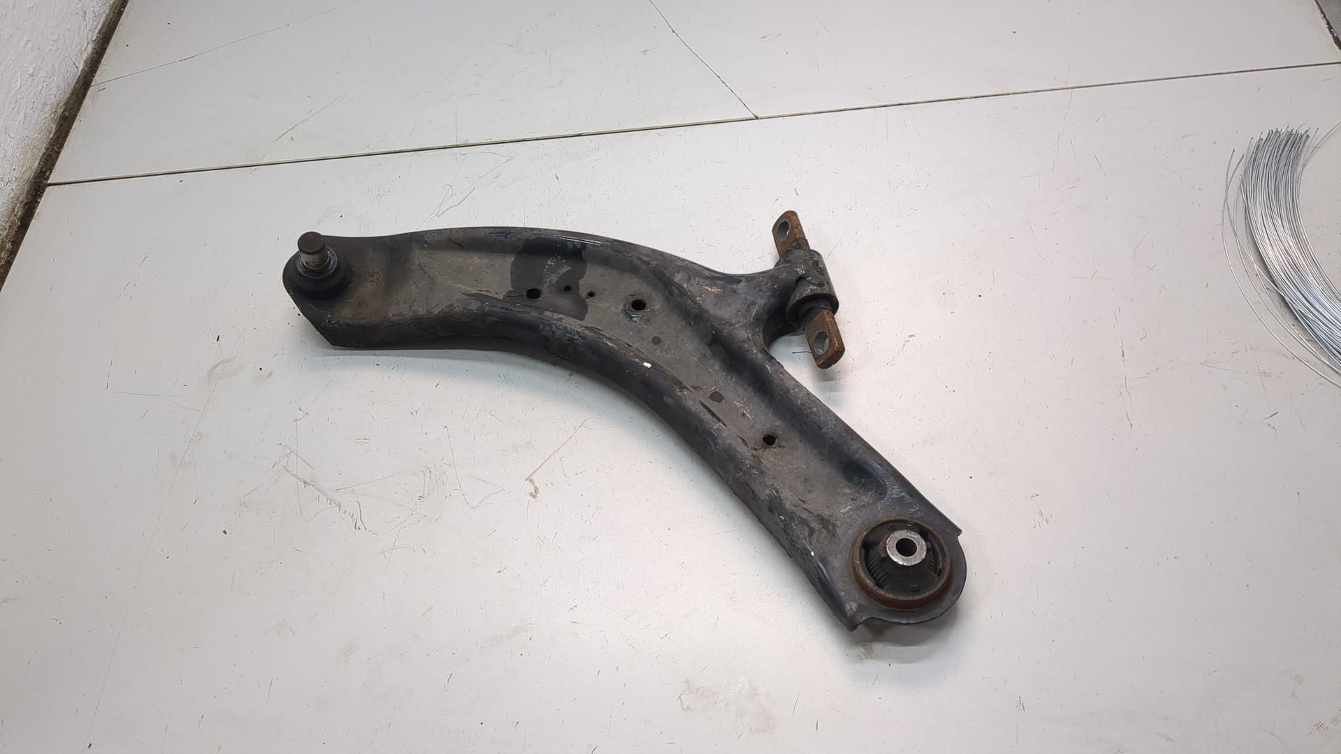 Рычаг передний левый