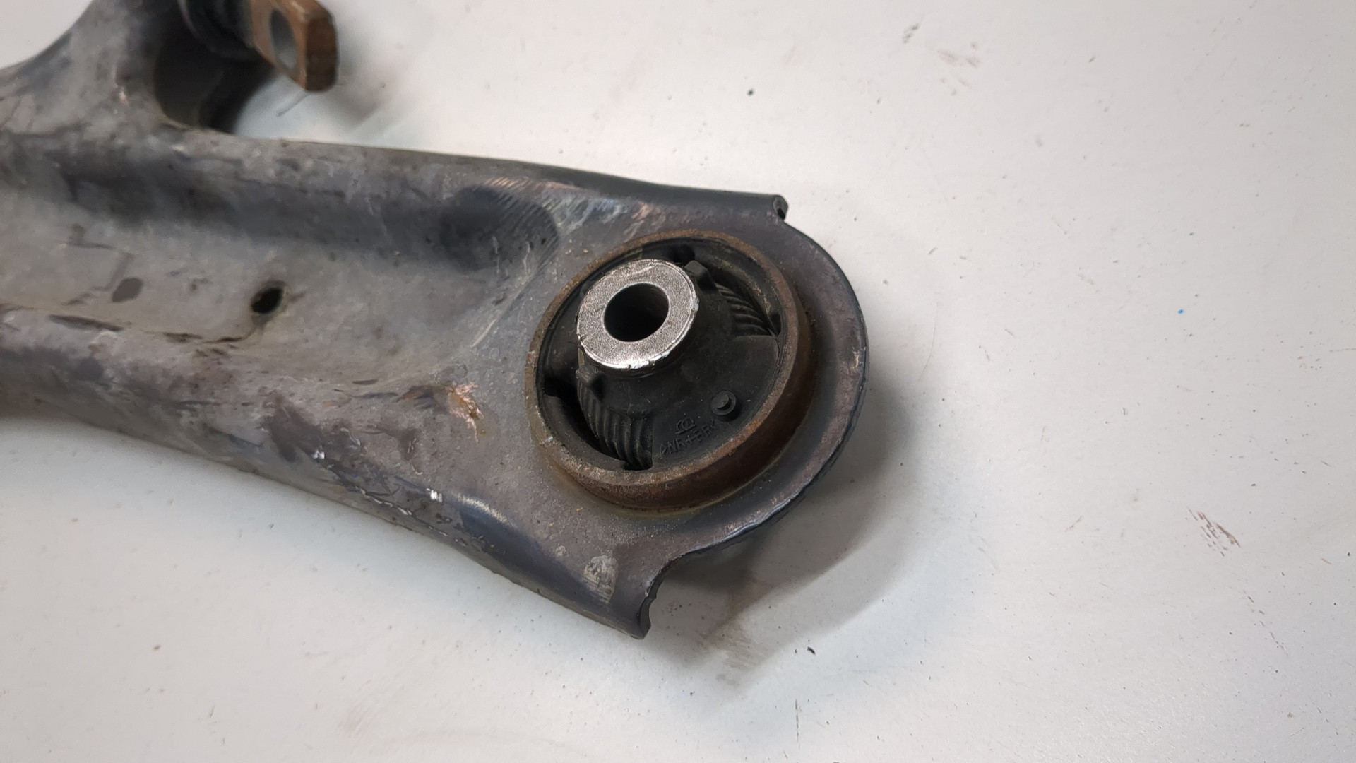 Рычаг передний левый