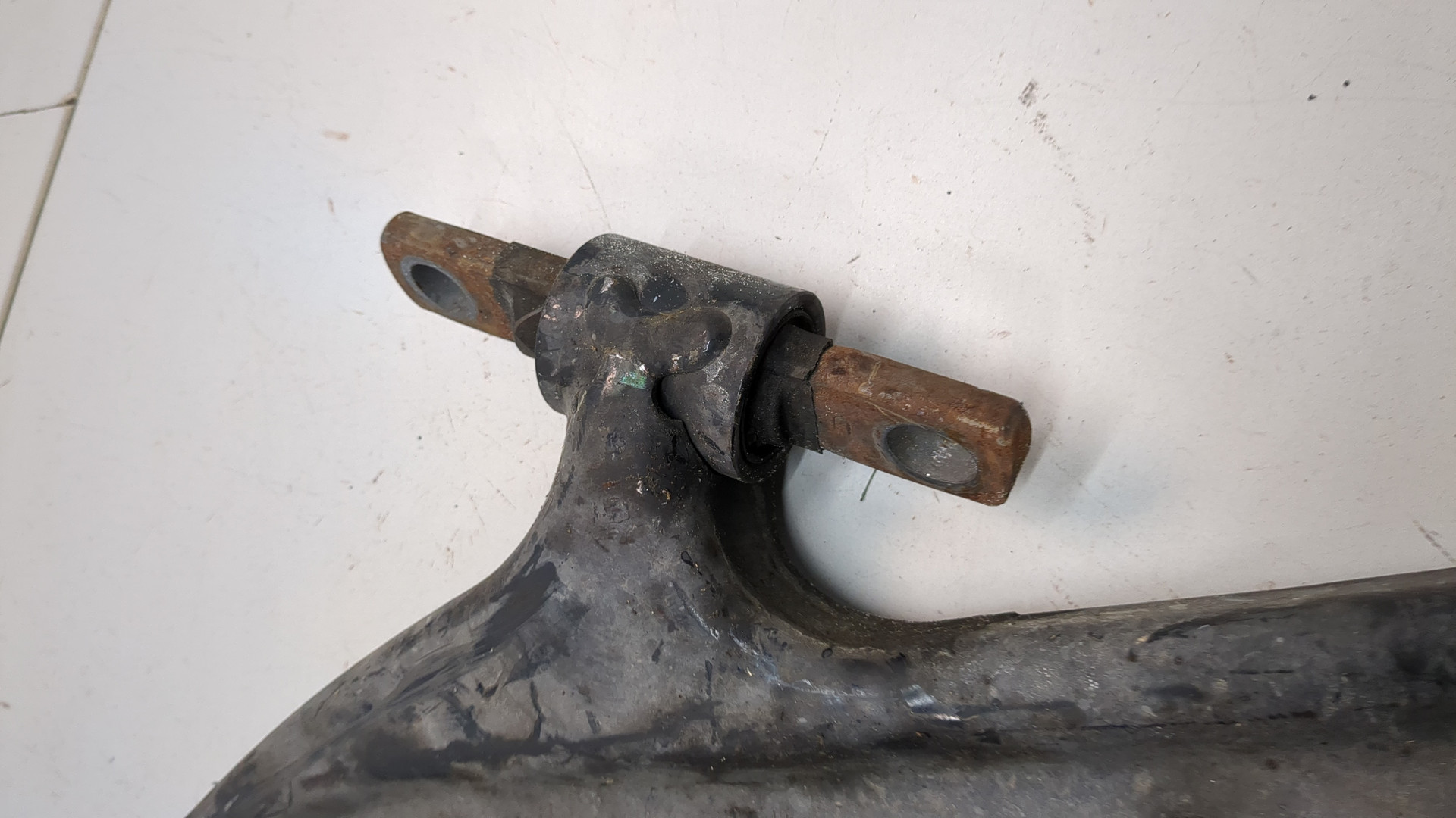 Рычаг передний левый