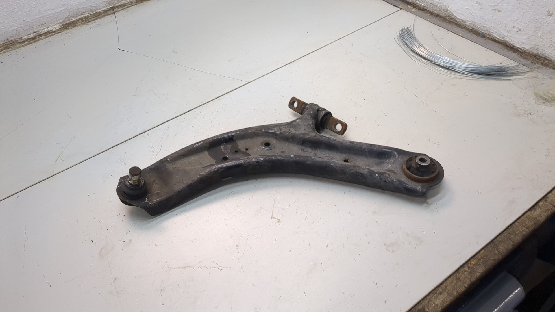 Рычаг передний левый