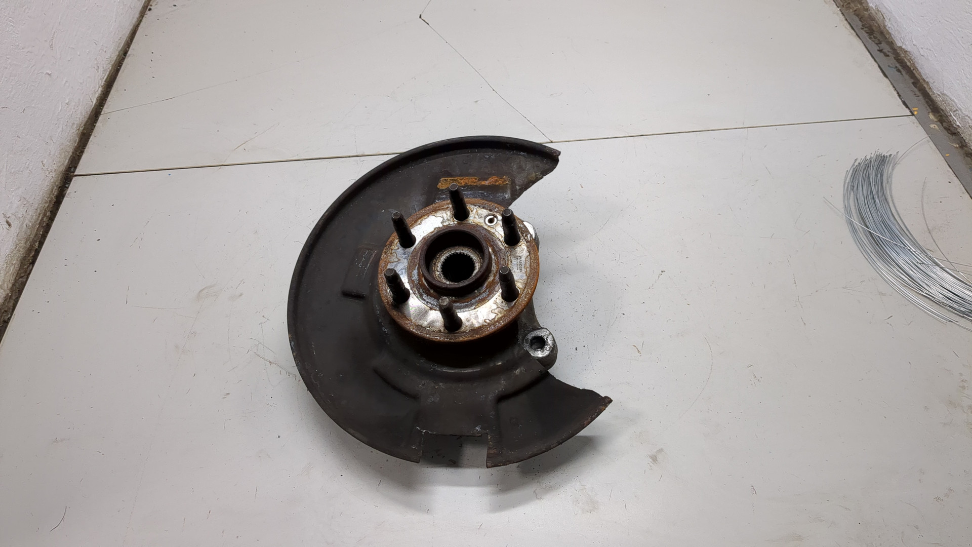 Кулак поворотный передний правый