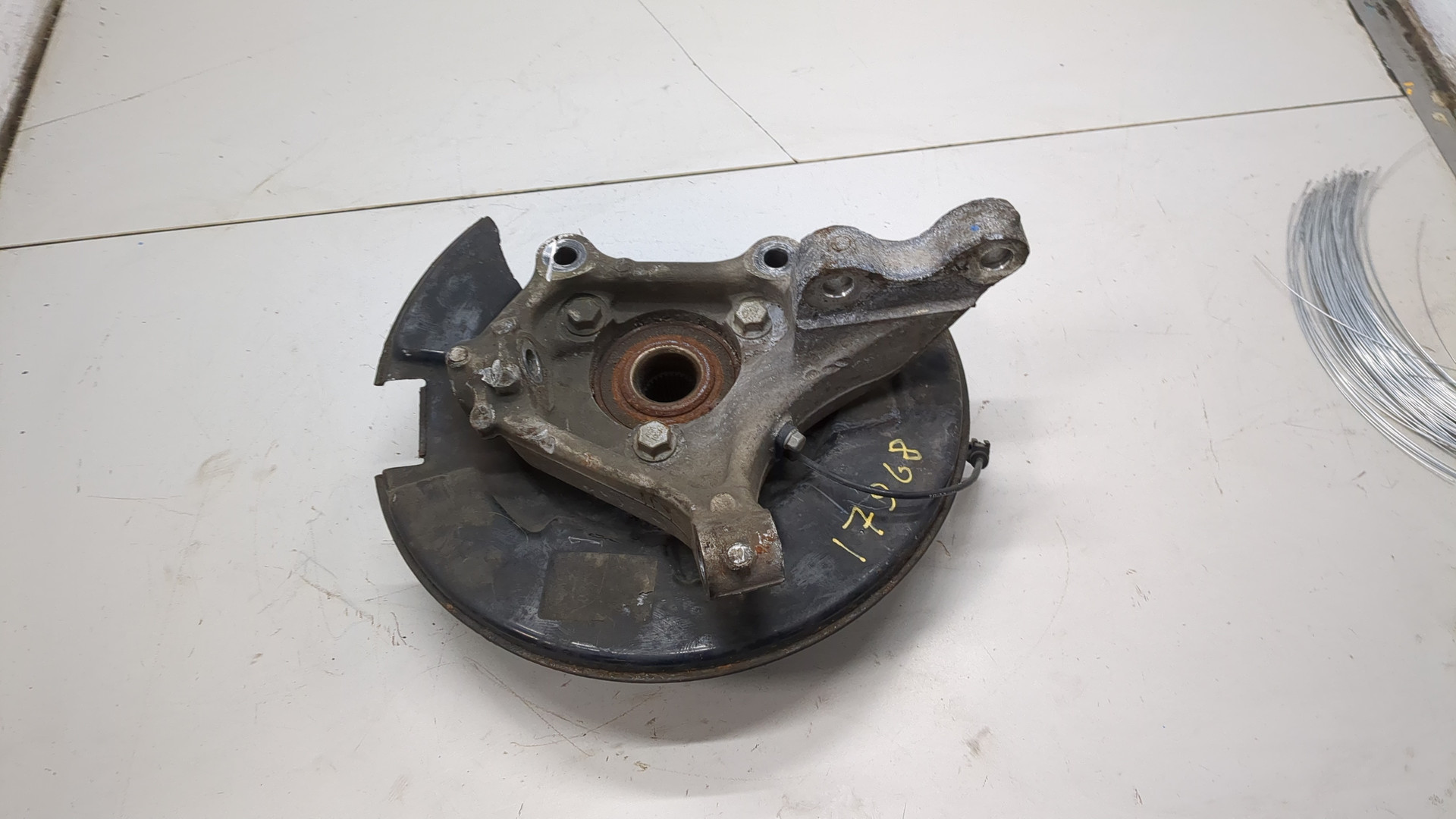 Кулак поворотный передний правый