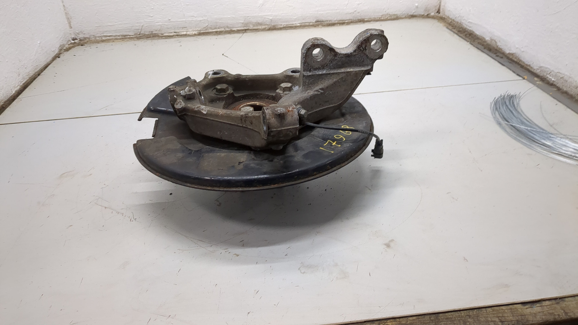 Кулак поворотный передний правый