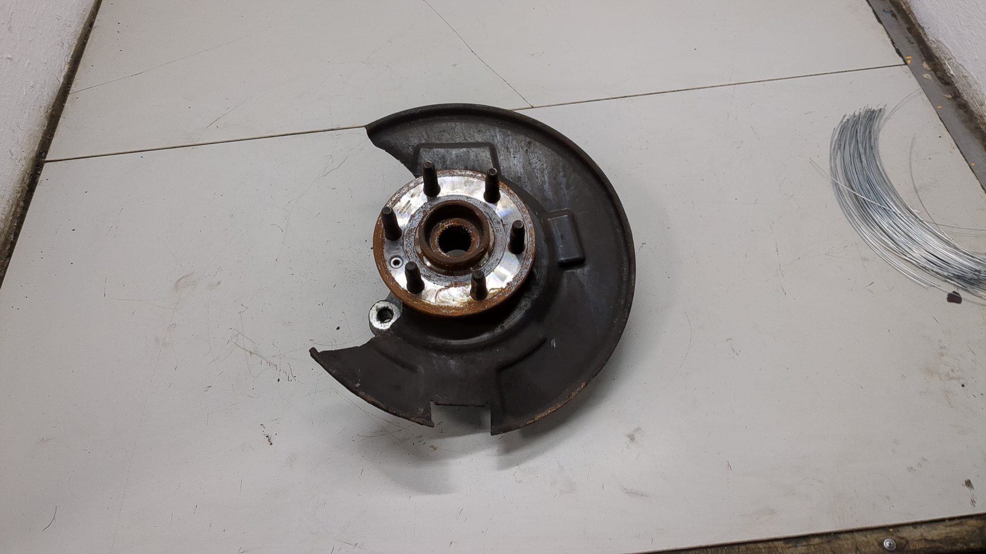 Кулак поворотный передний левый