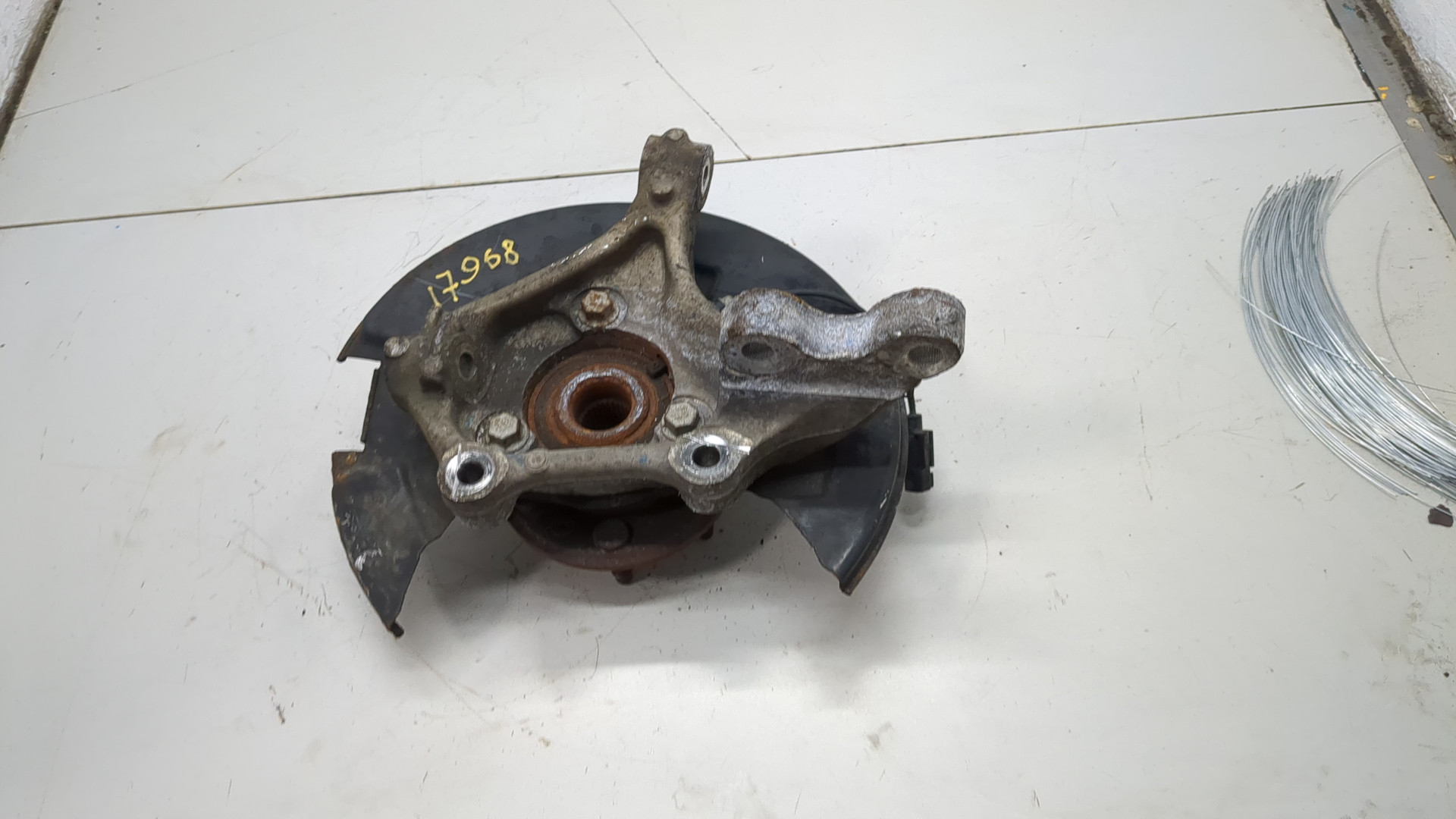 Кулак поворотный передний левый