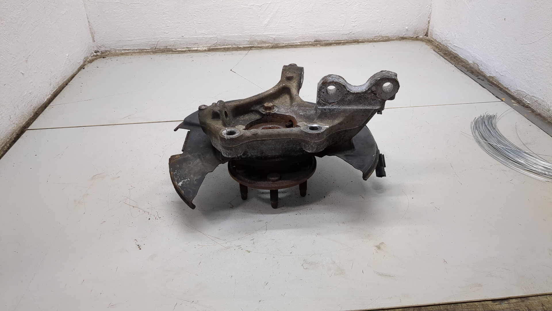 Кулак поворотный передний левый