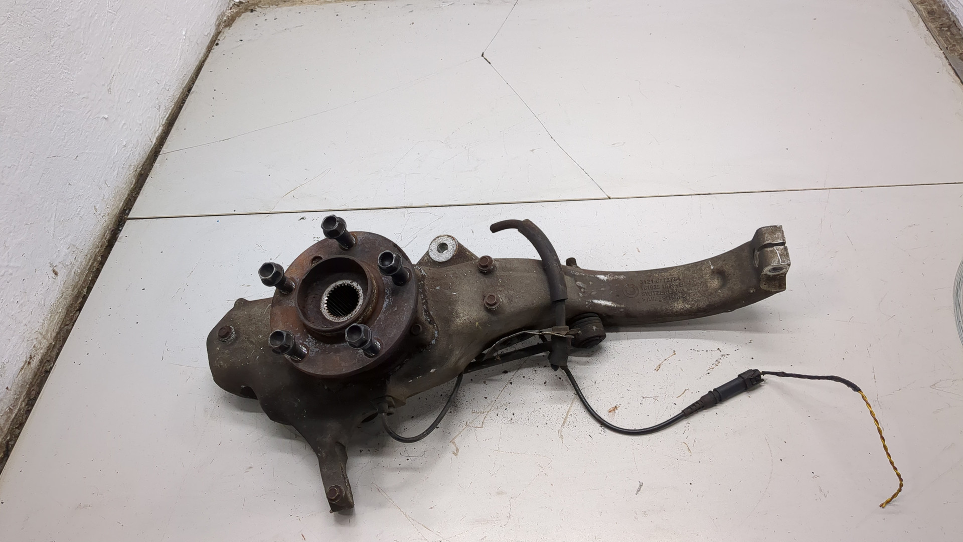 Кулак поворотный передний правый