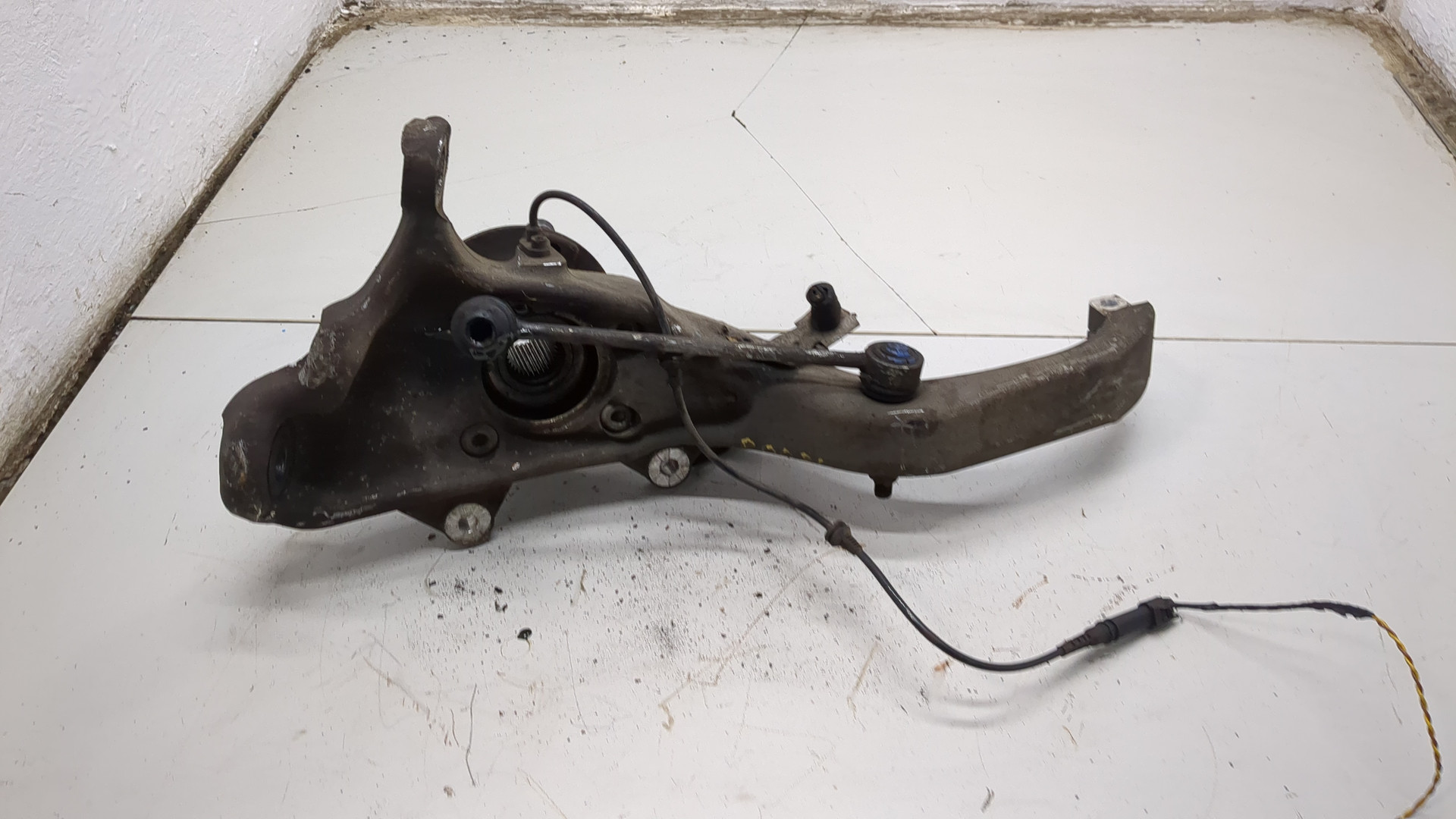 Кулак поворотный передний правый