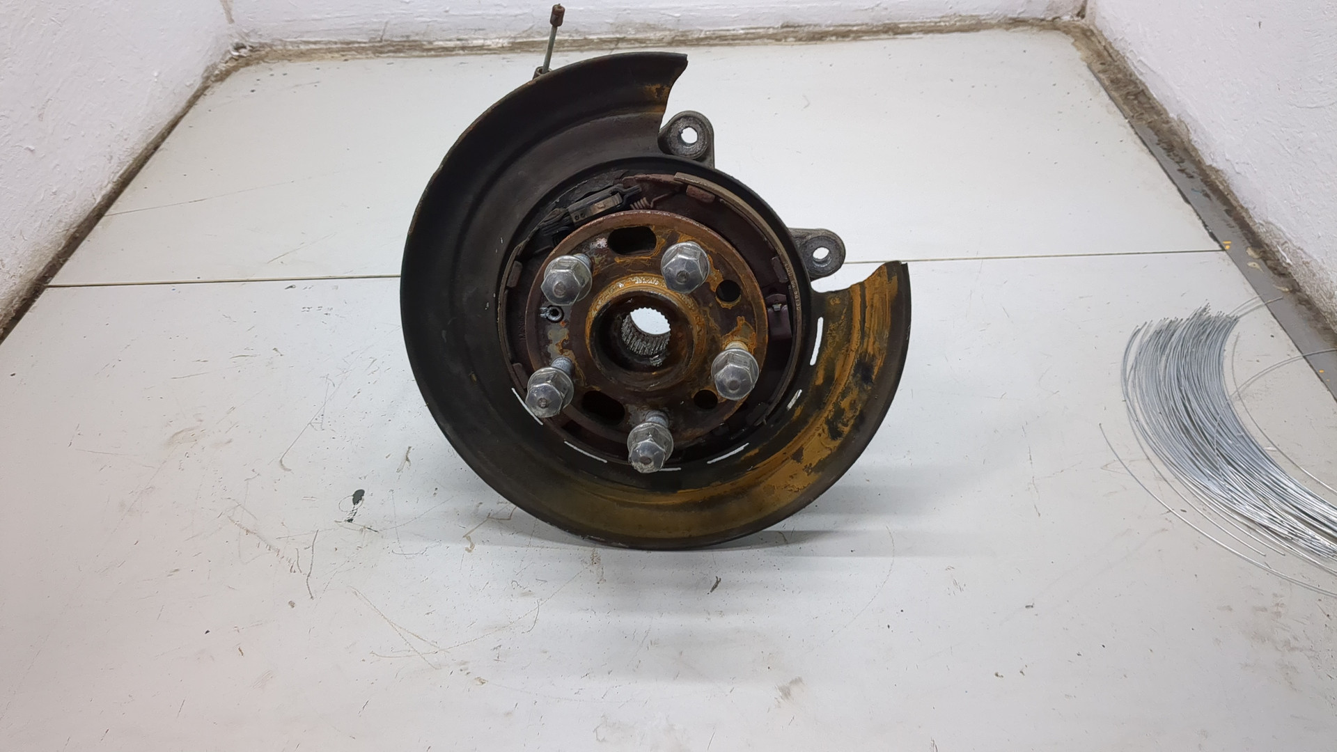 Кулак поворотный задний левый