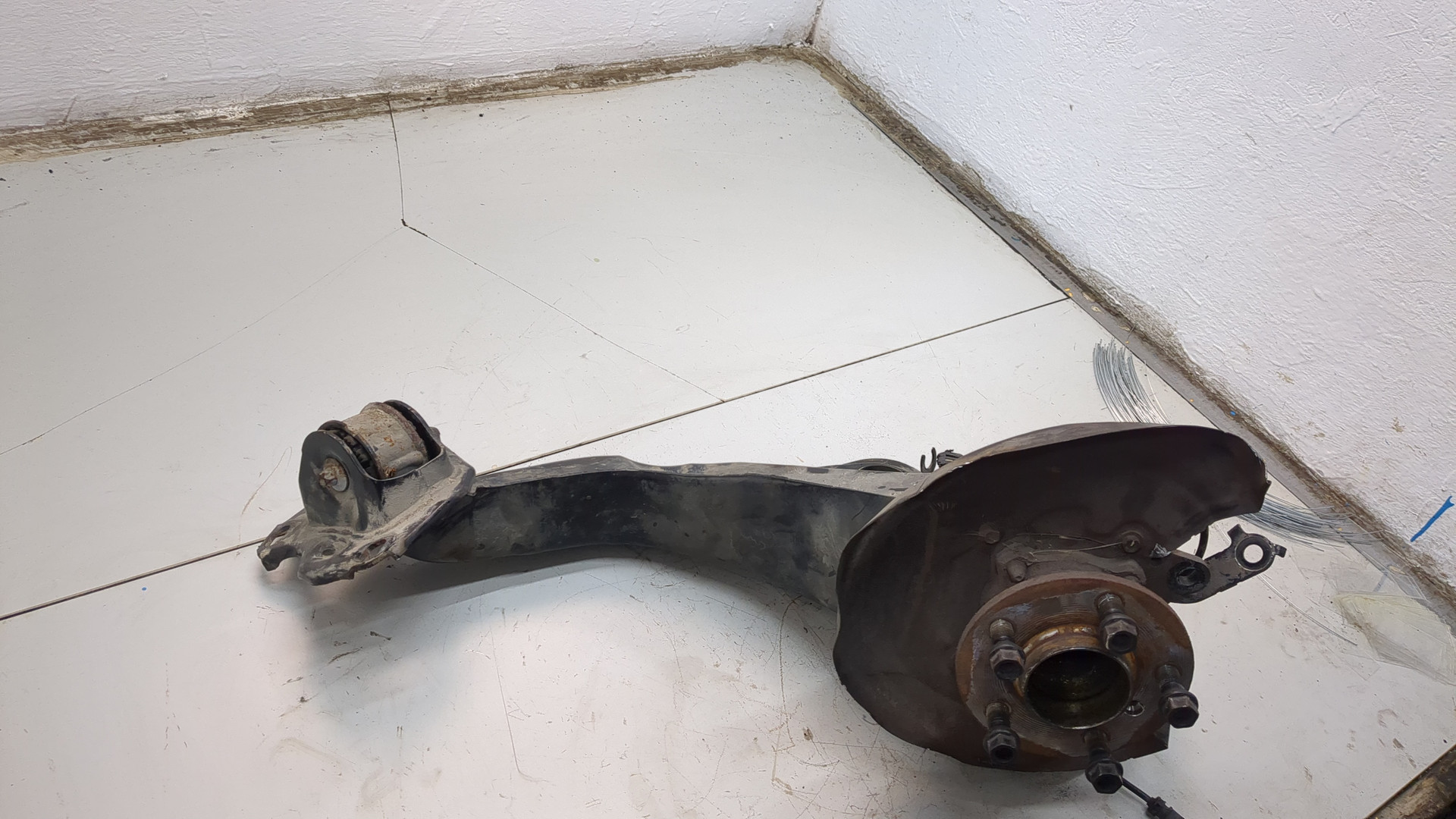 Кулак поворотный задний левый