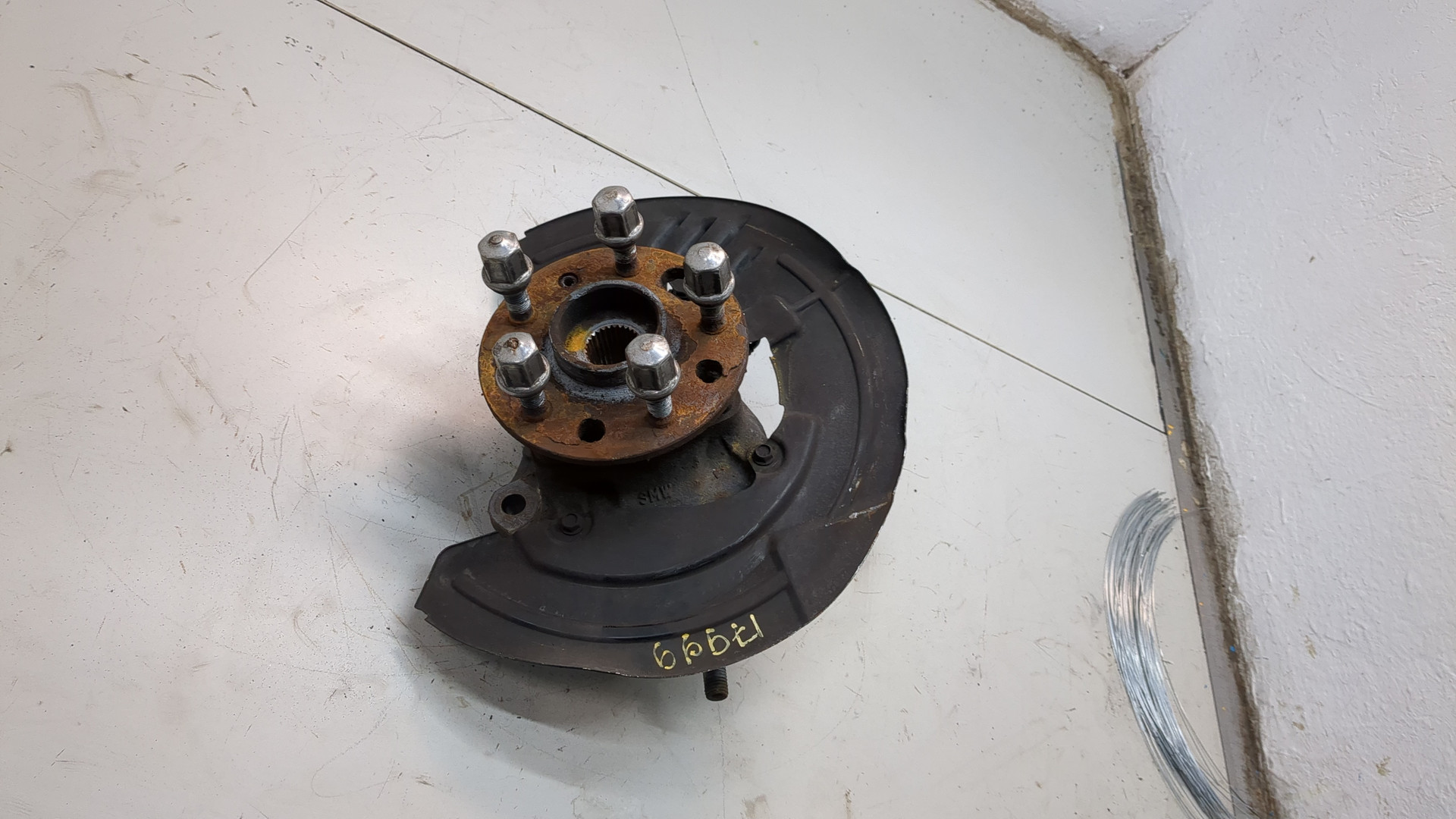 Кулак поворотный передний левый