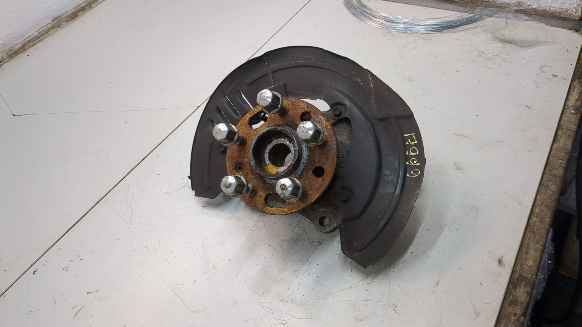 Кулак поворотный передний левый