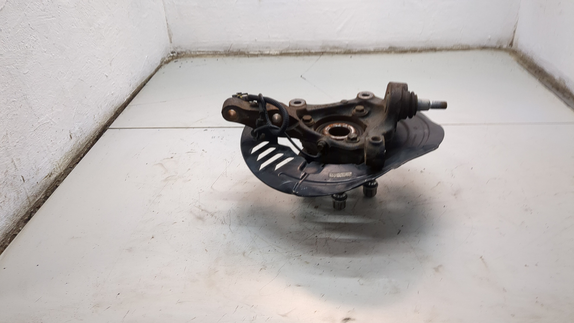 Кулак поворотный передний левый