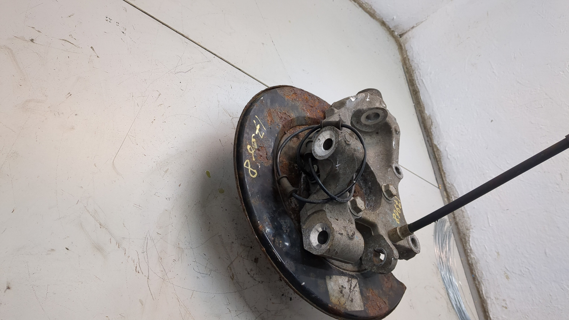 Кулак поворотный задний левый