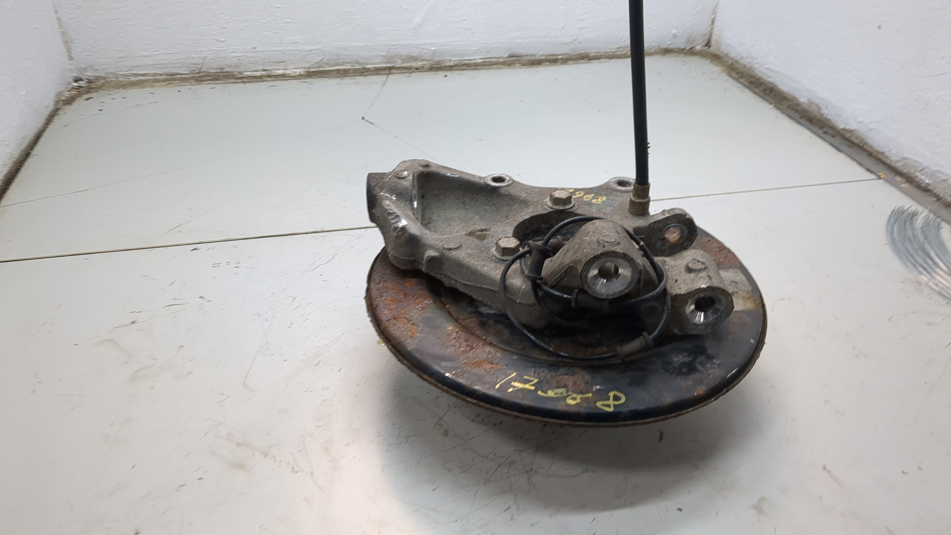 Кулак поворотный задний левый