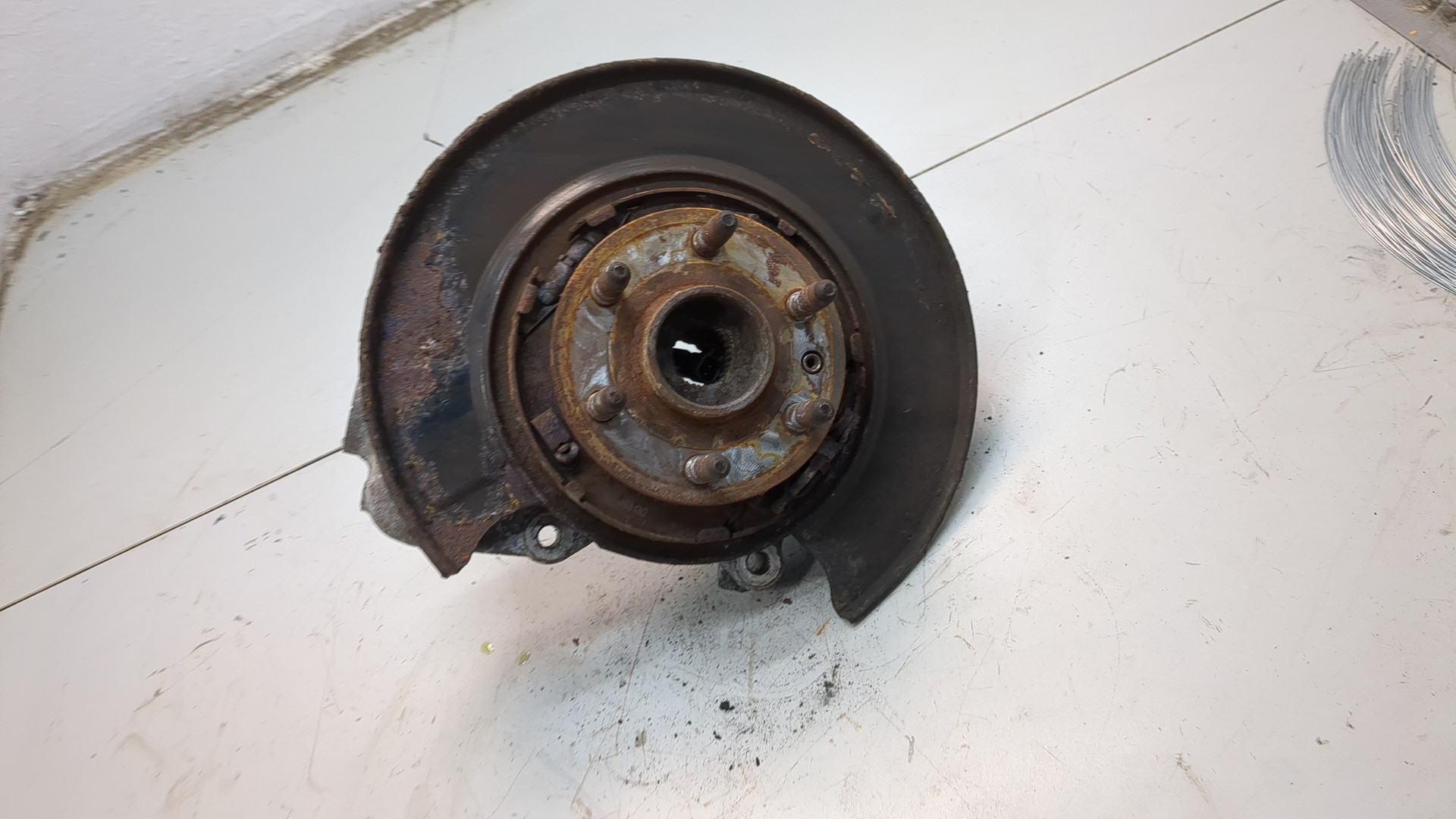 Кулак поворотный задний левый