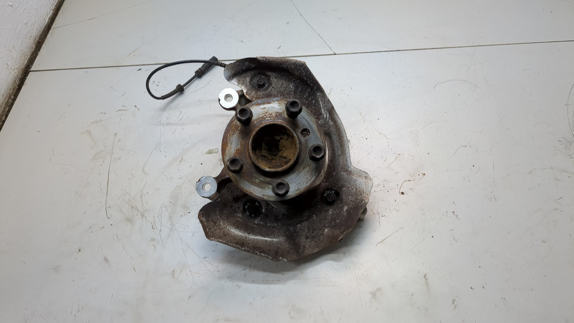 Кулак поворотный передний правый