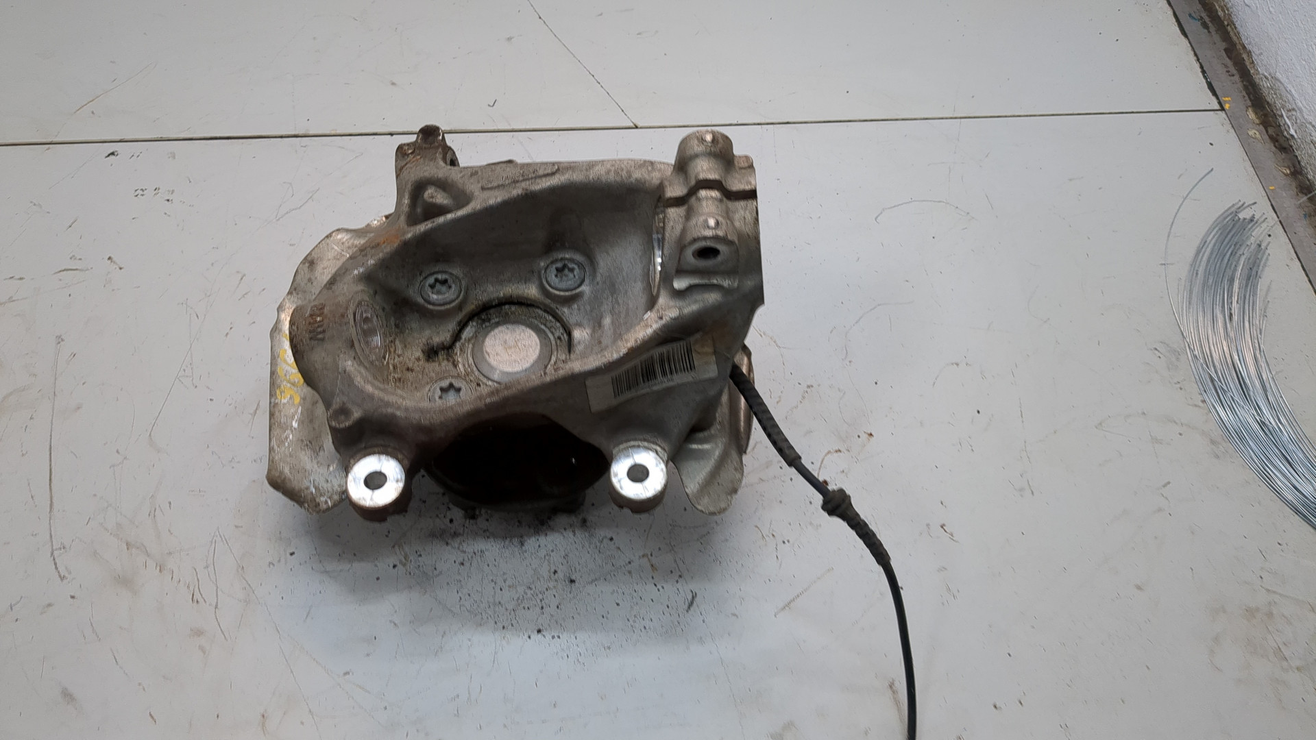 Кулак поворотный передний правый