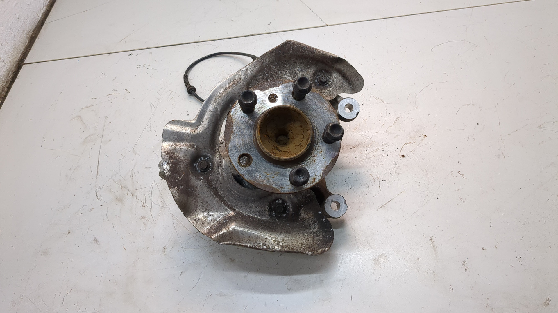 Кулак поворотный передний левый