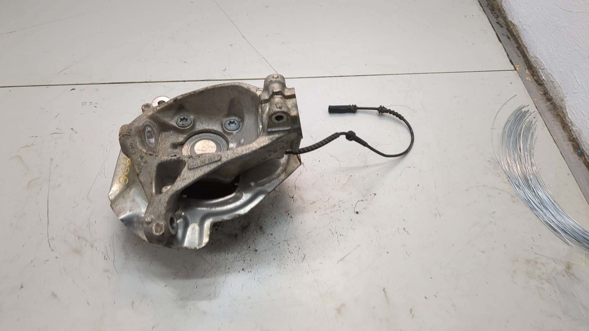 Кулак поворотный передний левый