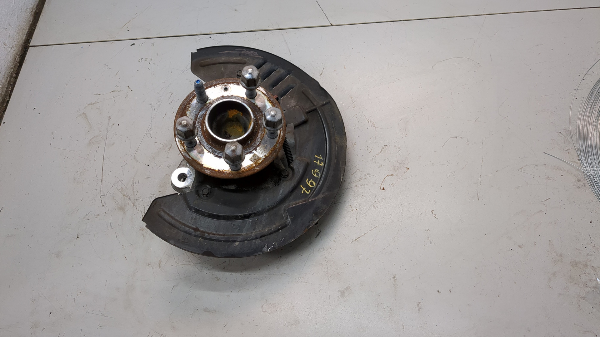 Кулак поворотный передний левый