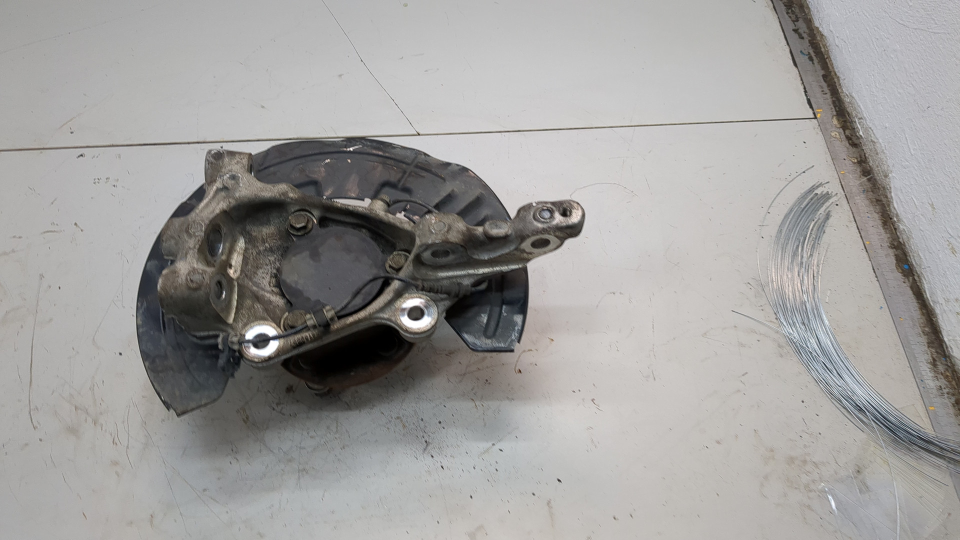 Кулак поворотный передний левый