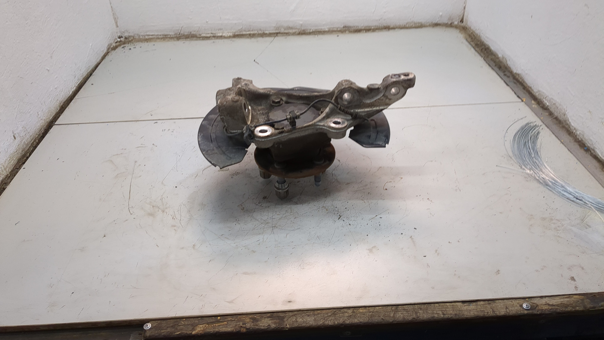 Кулак поворотный передний левый