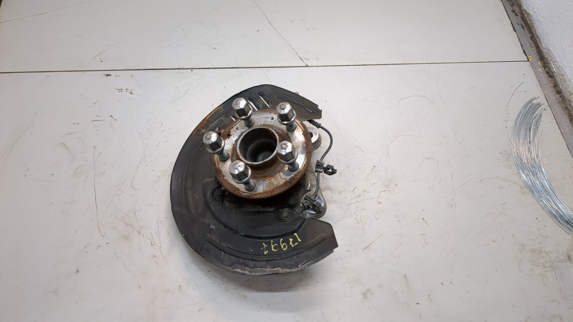 Кулак поворотный передний правый