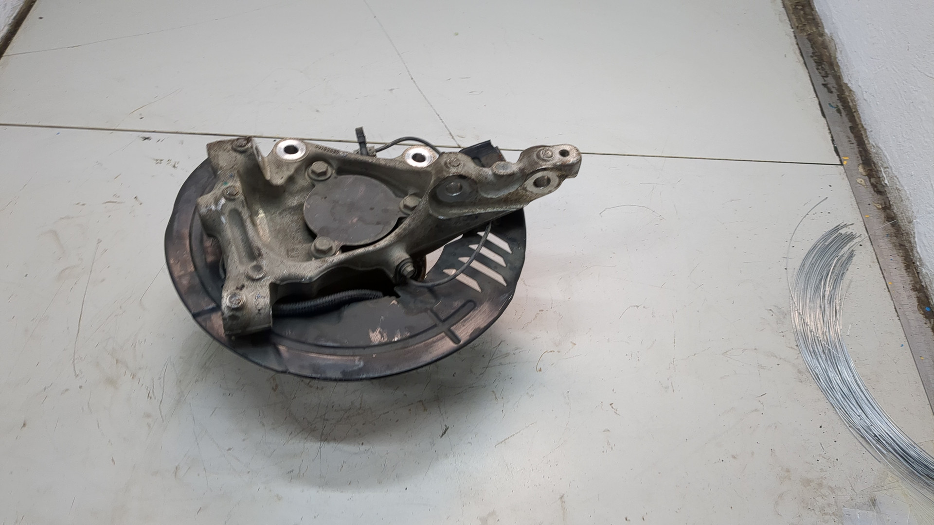 Кулак поворотный передний правый