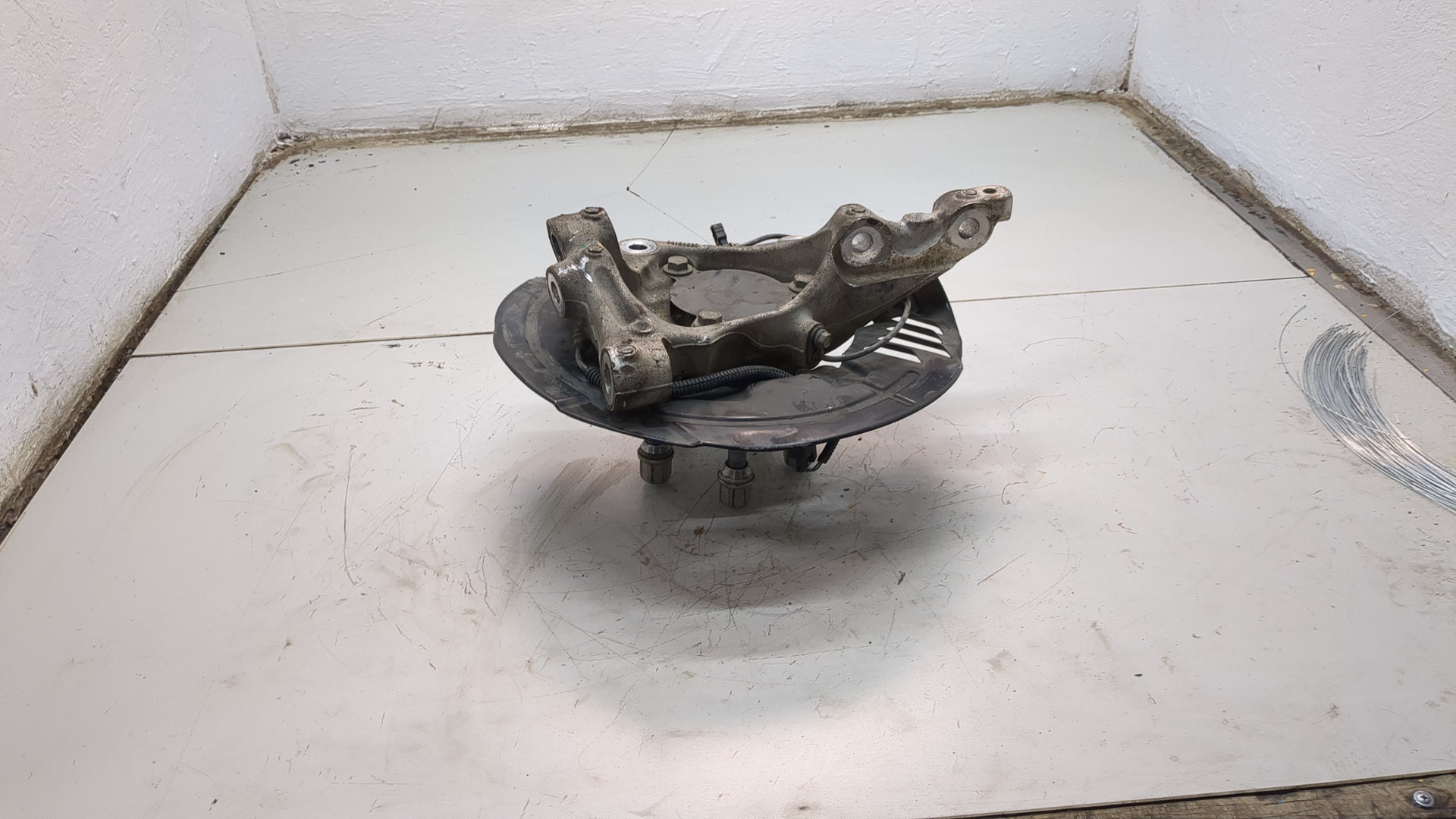 Кулак поворотный передний правый