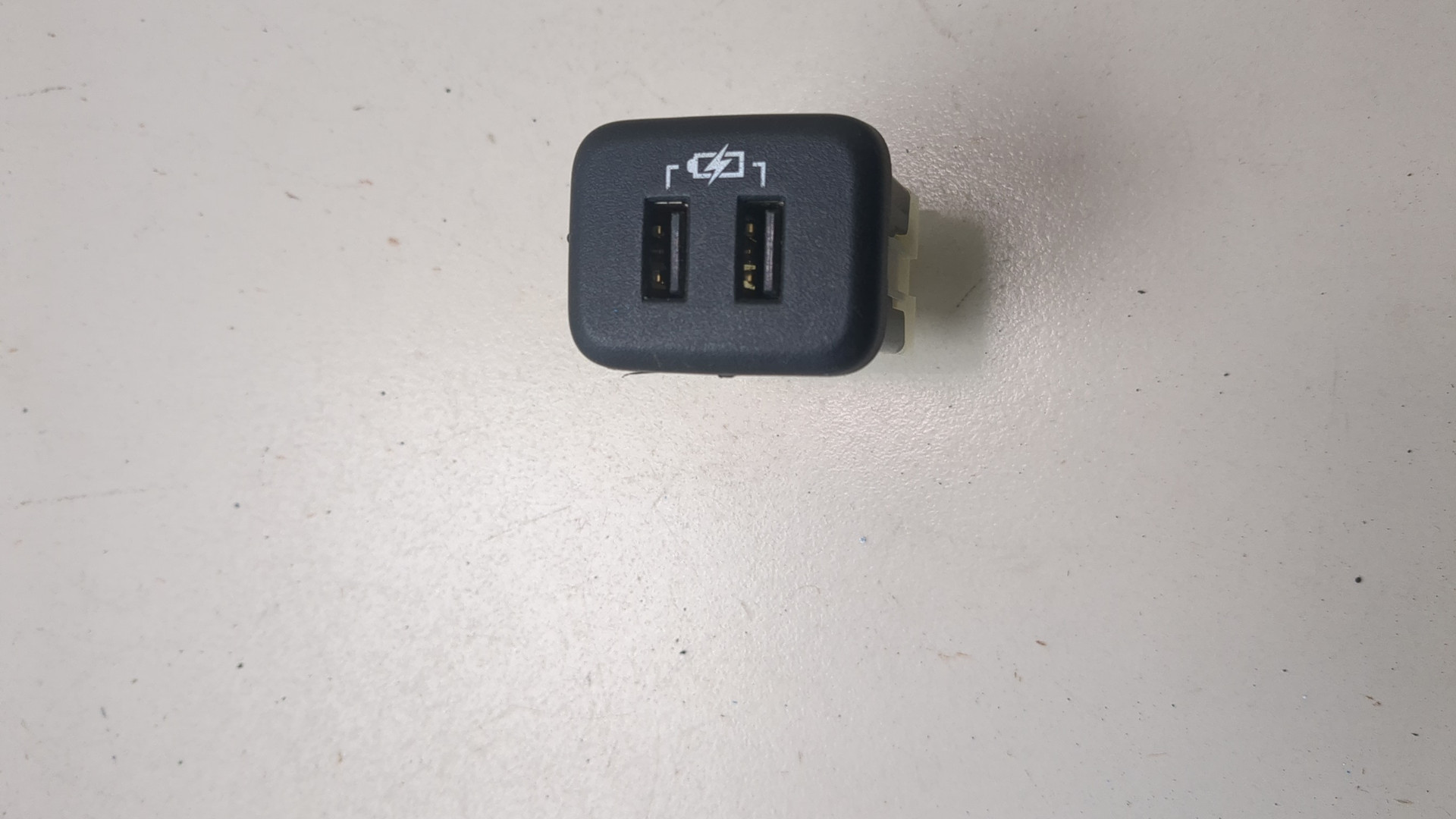 Гнездо AUX / USB IN
