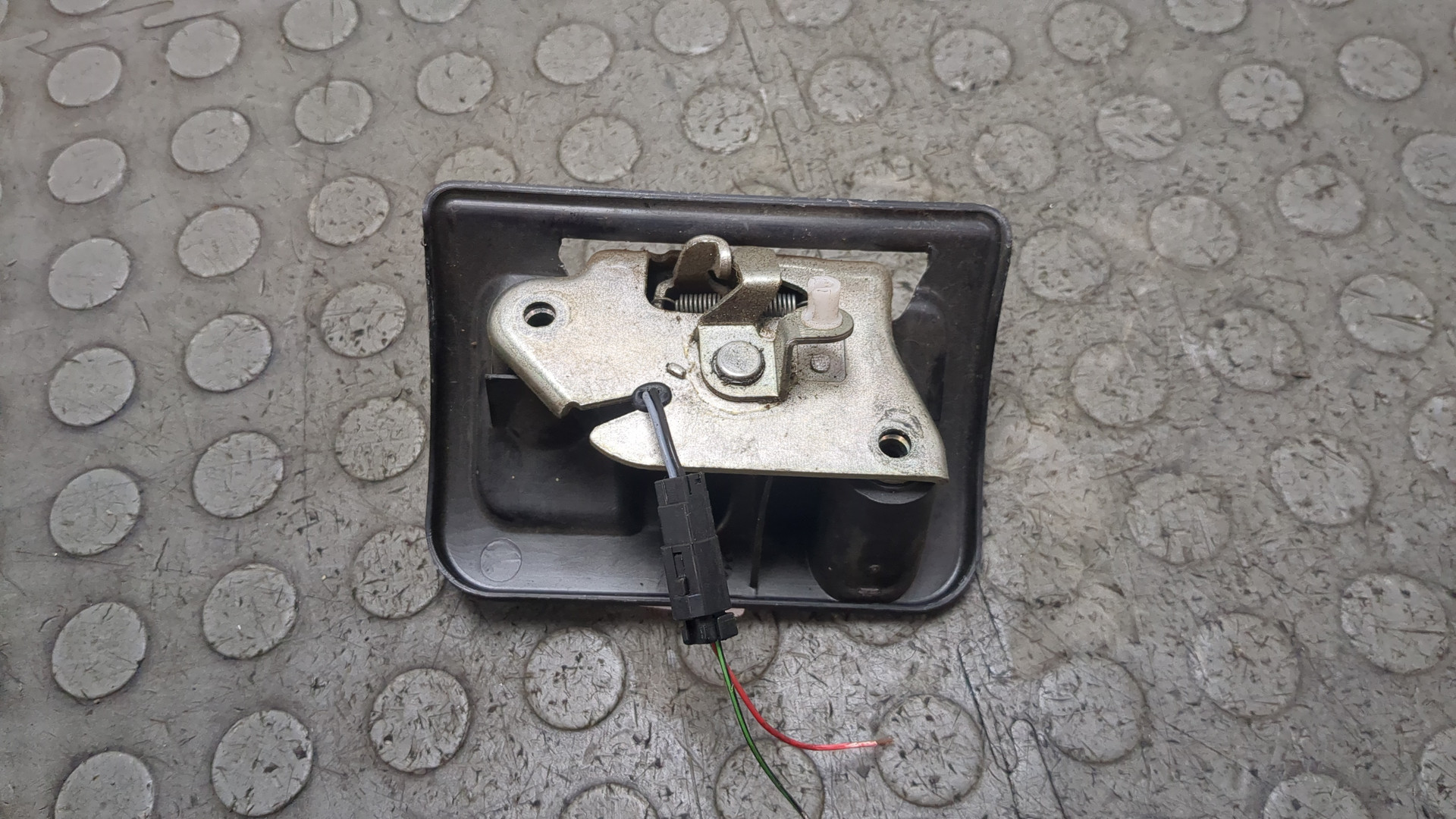 Замок багажника