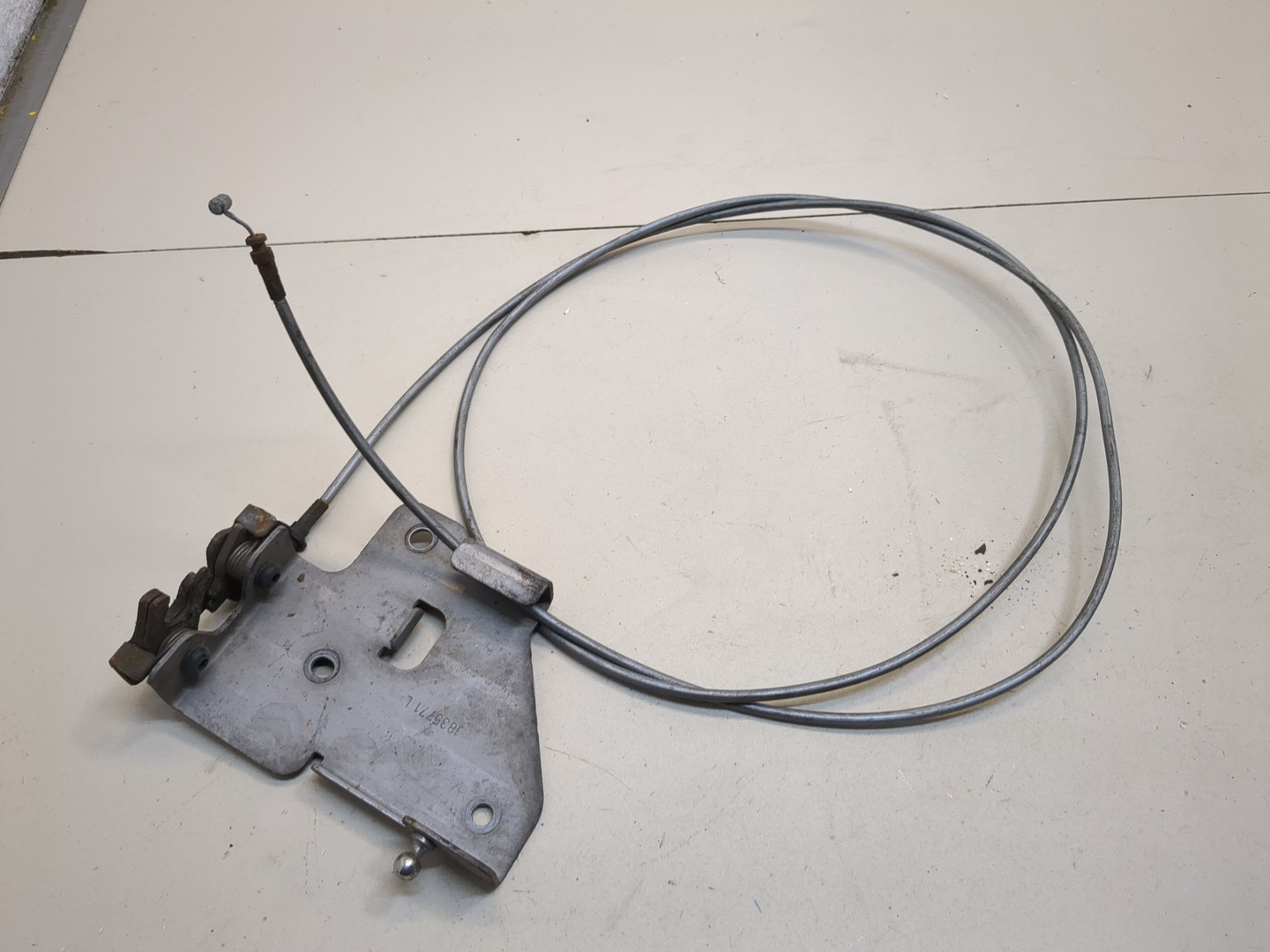 Замок капота