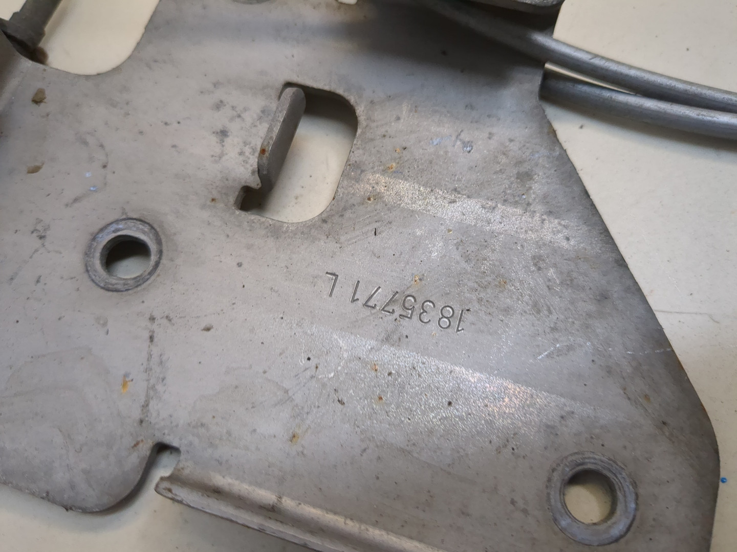 Замок капота