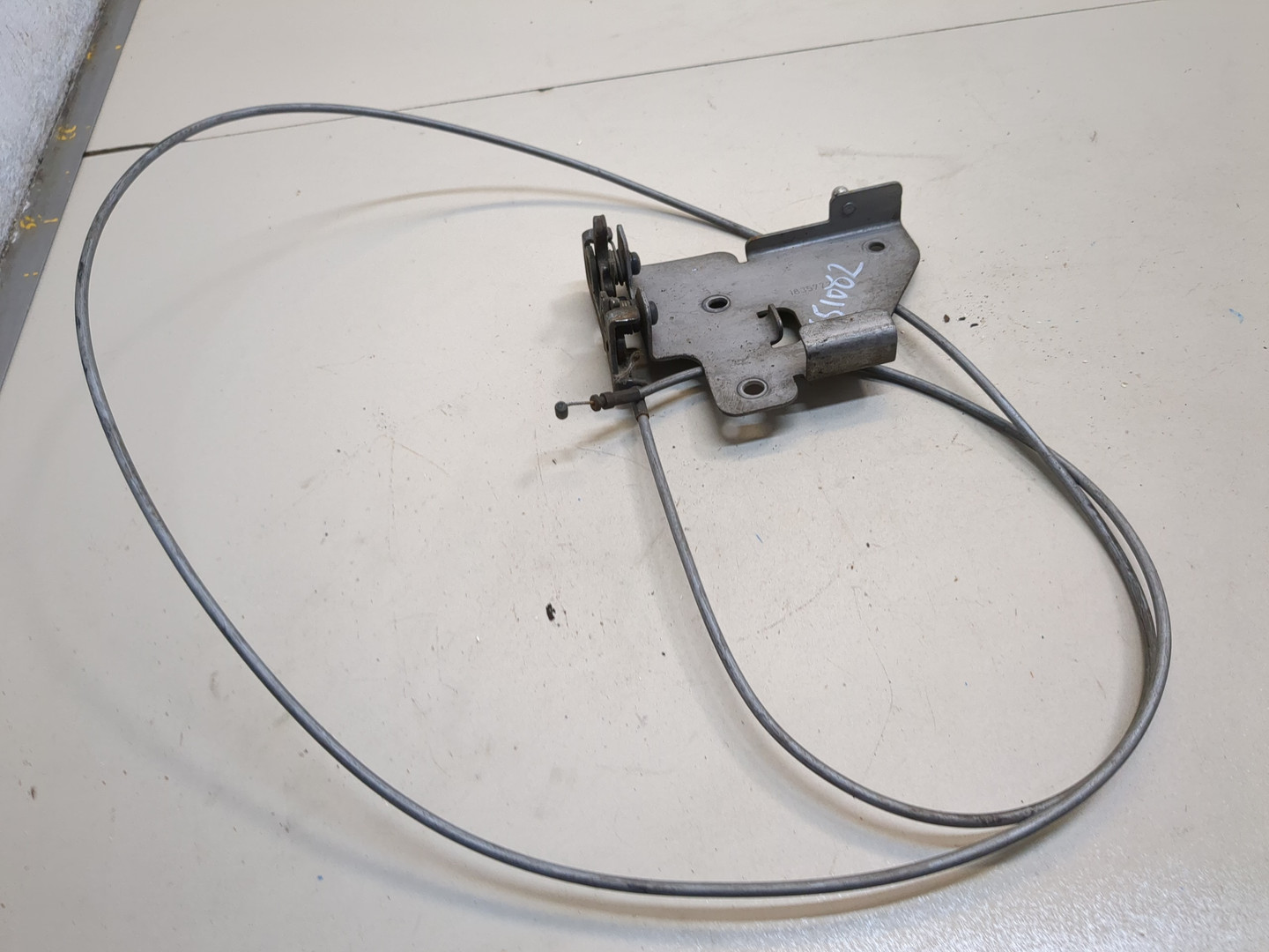 Замок капота