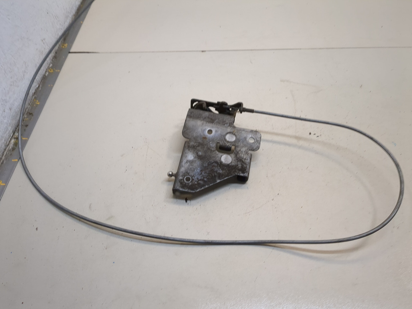 Замок капота