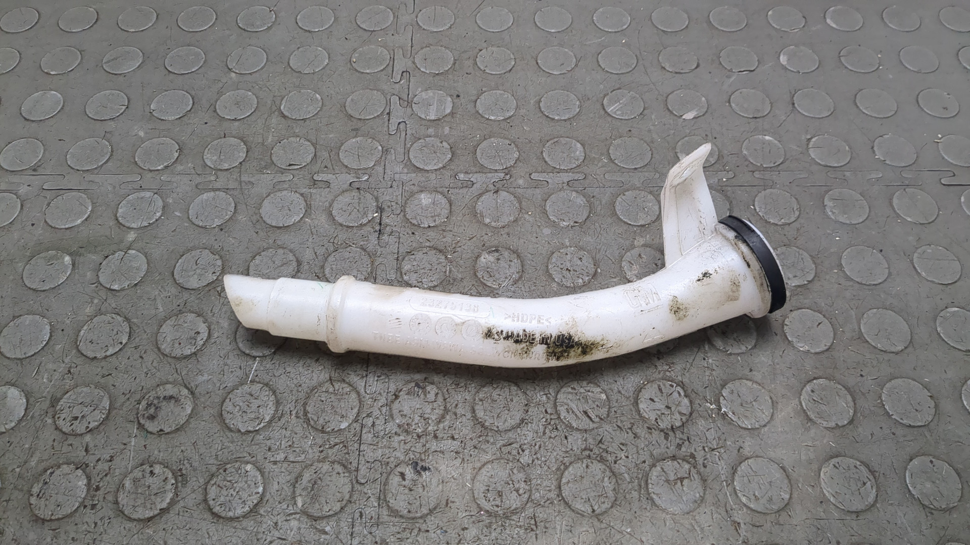 Горловина бачка омывателя