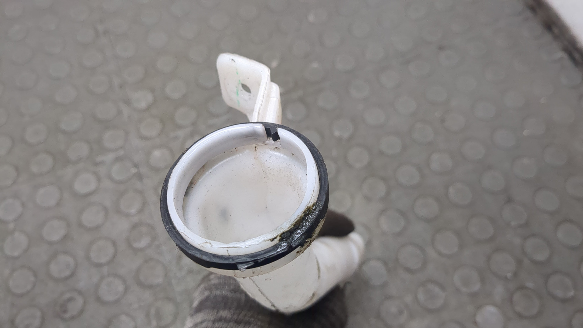 Горловина бачка омывателя