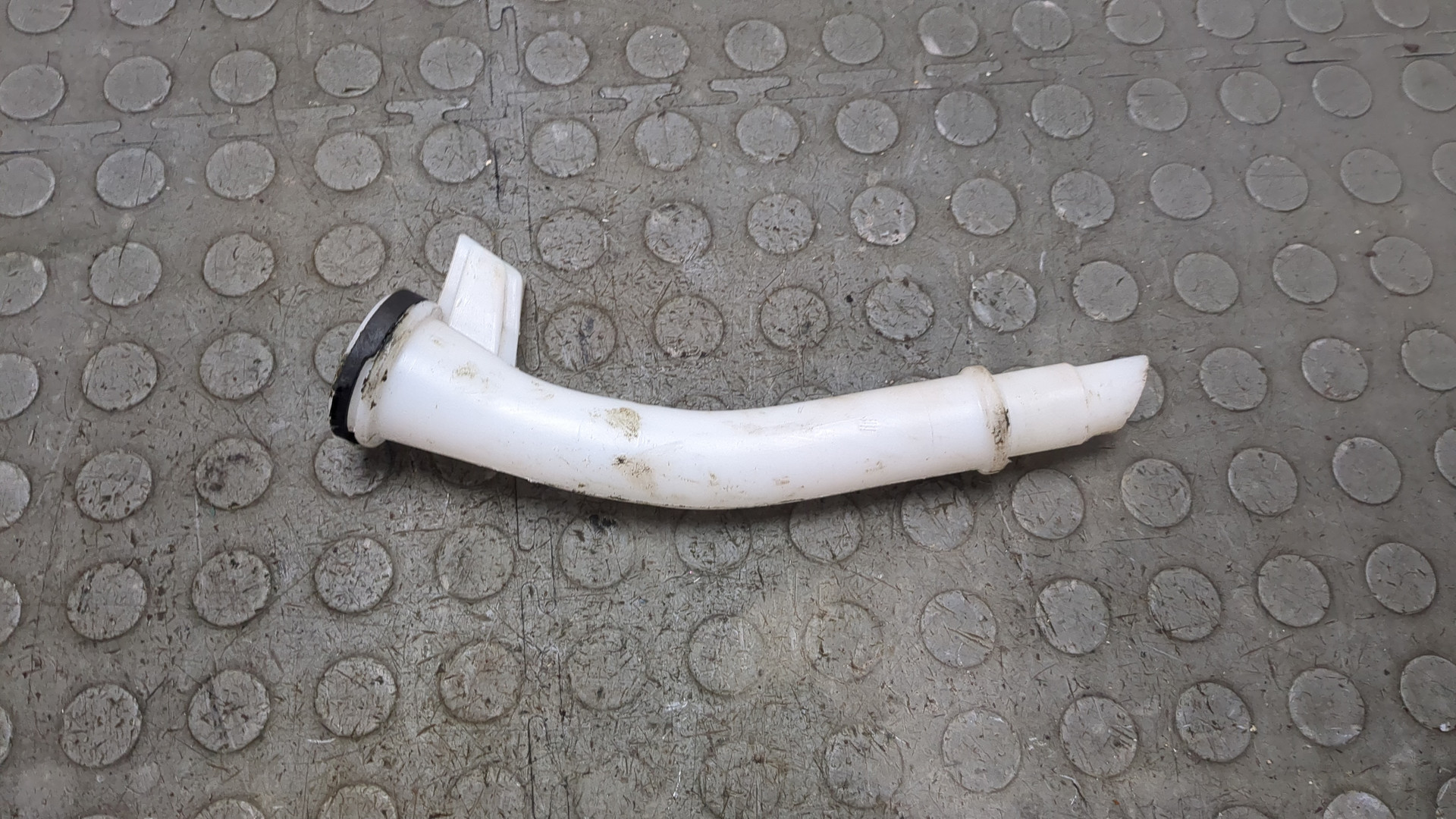 Горловина бачка омывателя