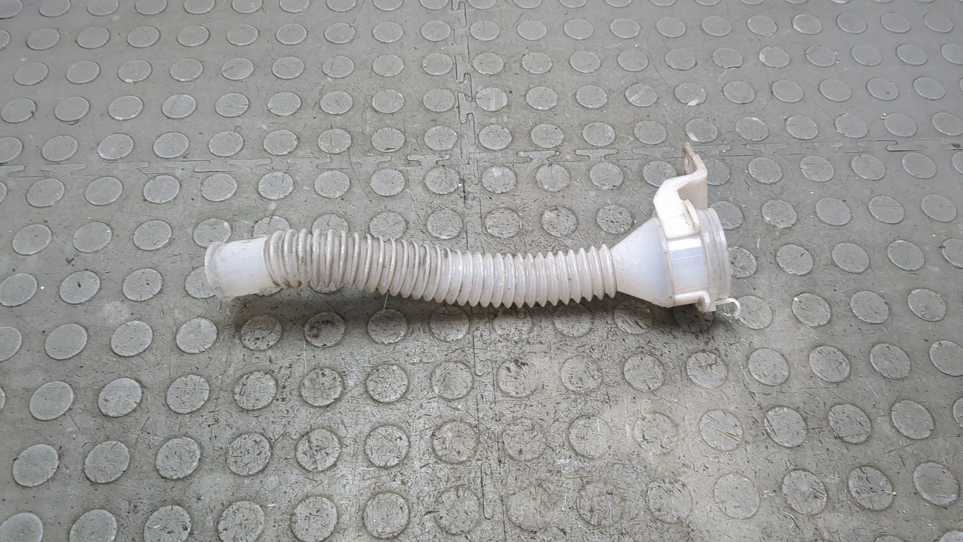 Горловина бачка омывателя