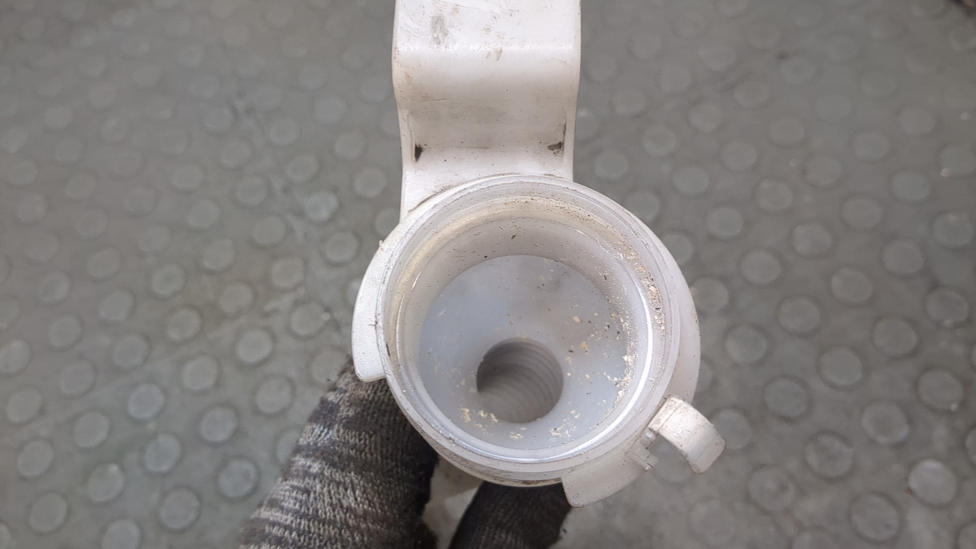 Горловина бачка омывателя